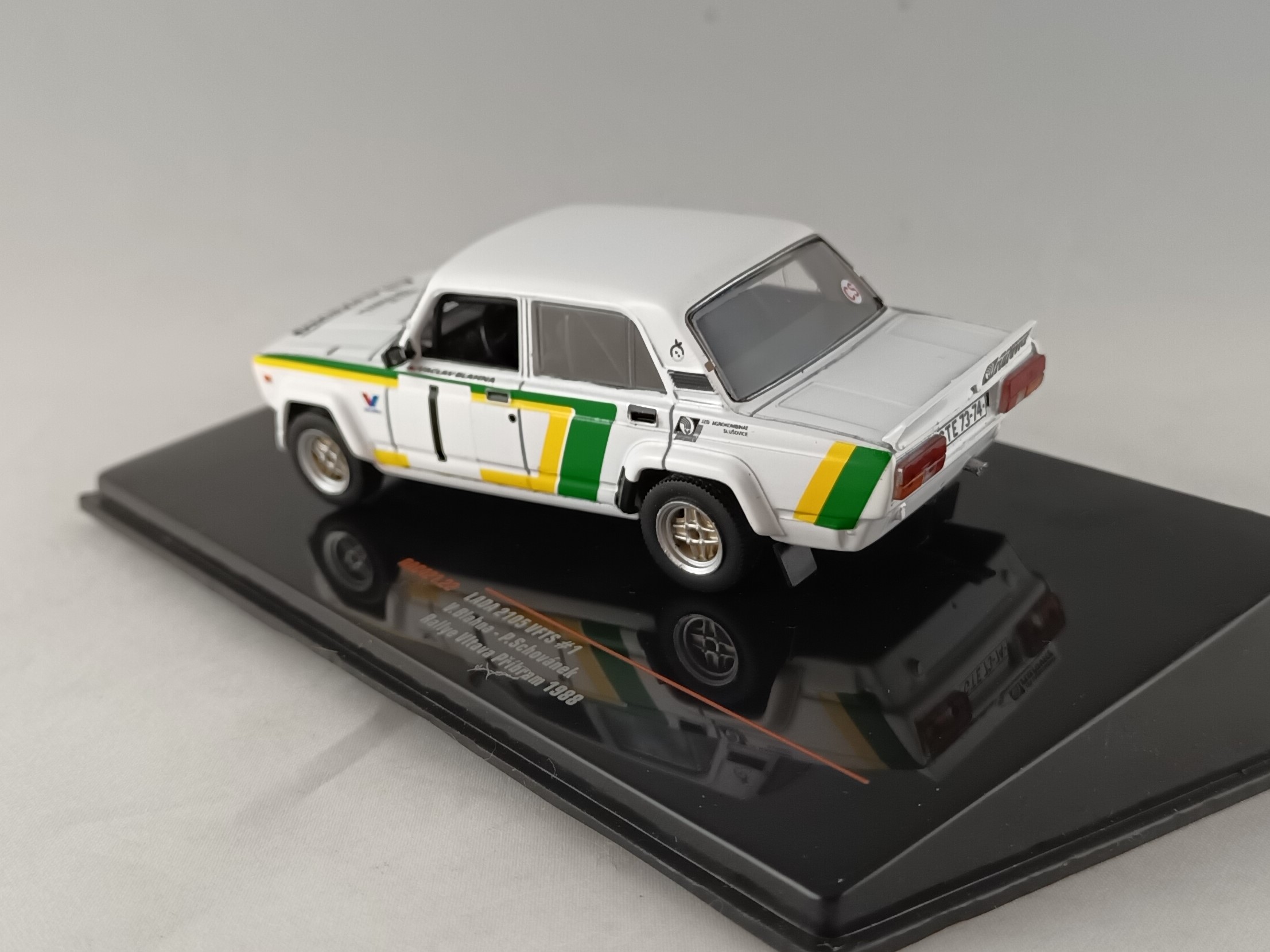 Lada 2105 VFTS, No.25, Chlustina, rallye Příbram 1986 1:43 IXO