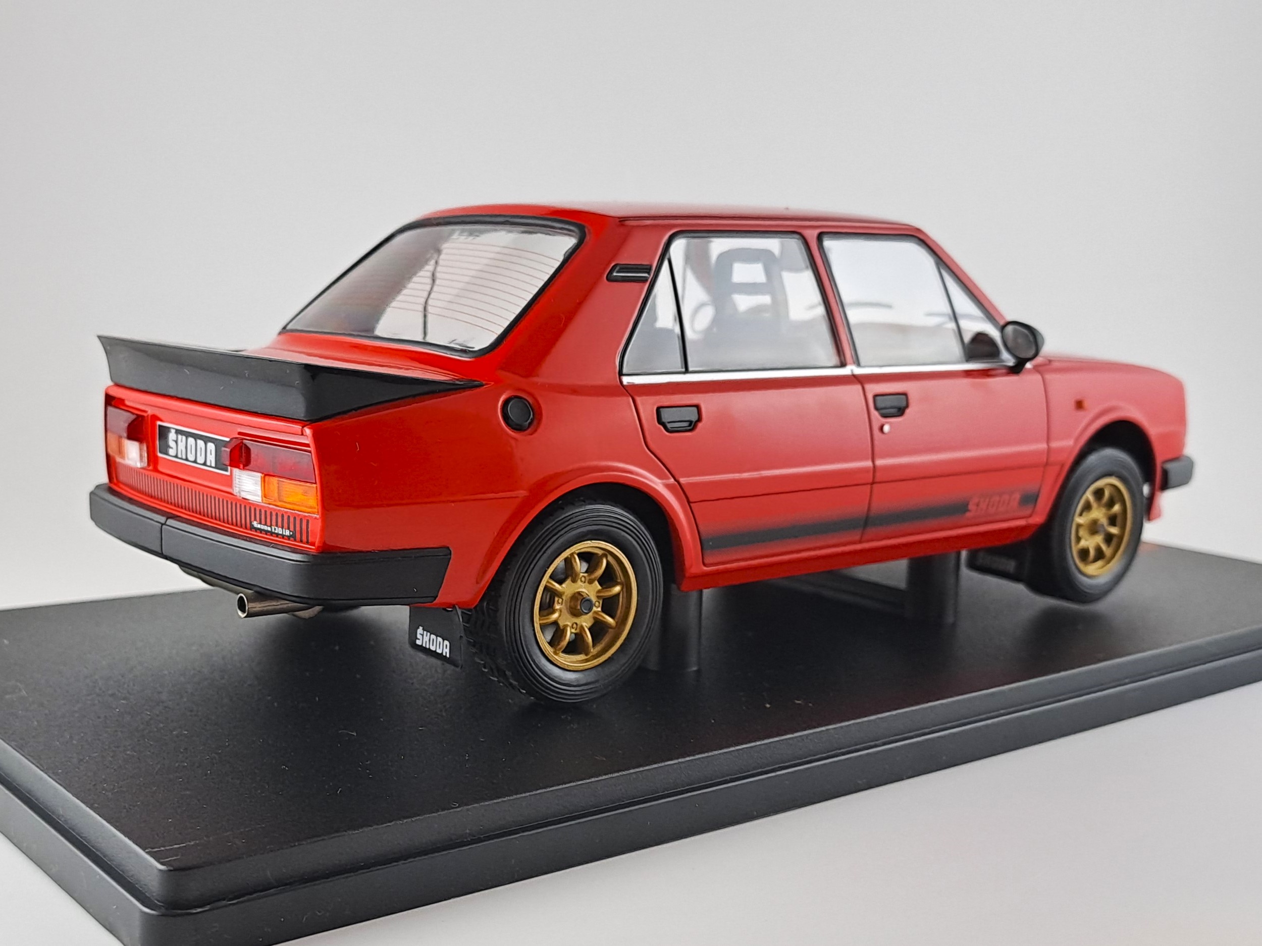 Volvo 240 Turbo customs 1987 1:18 IXO
