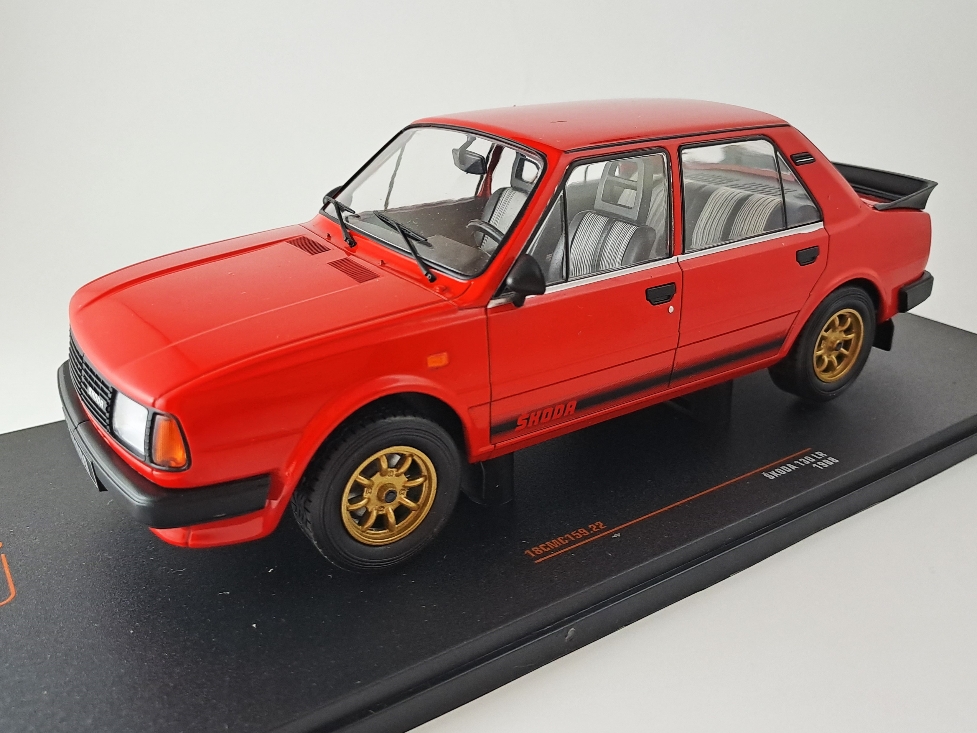 Volvo 240 Turbo customs 1987 1:18 IXO