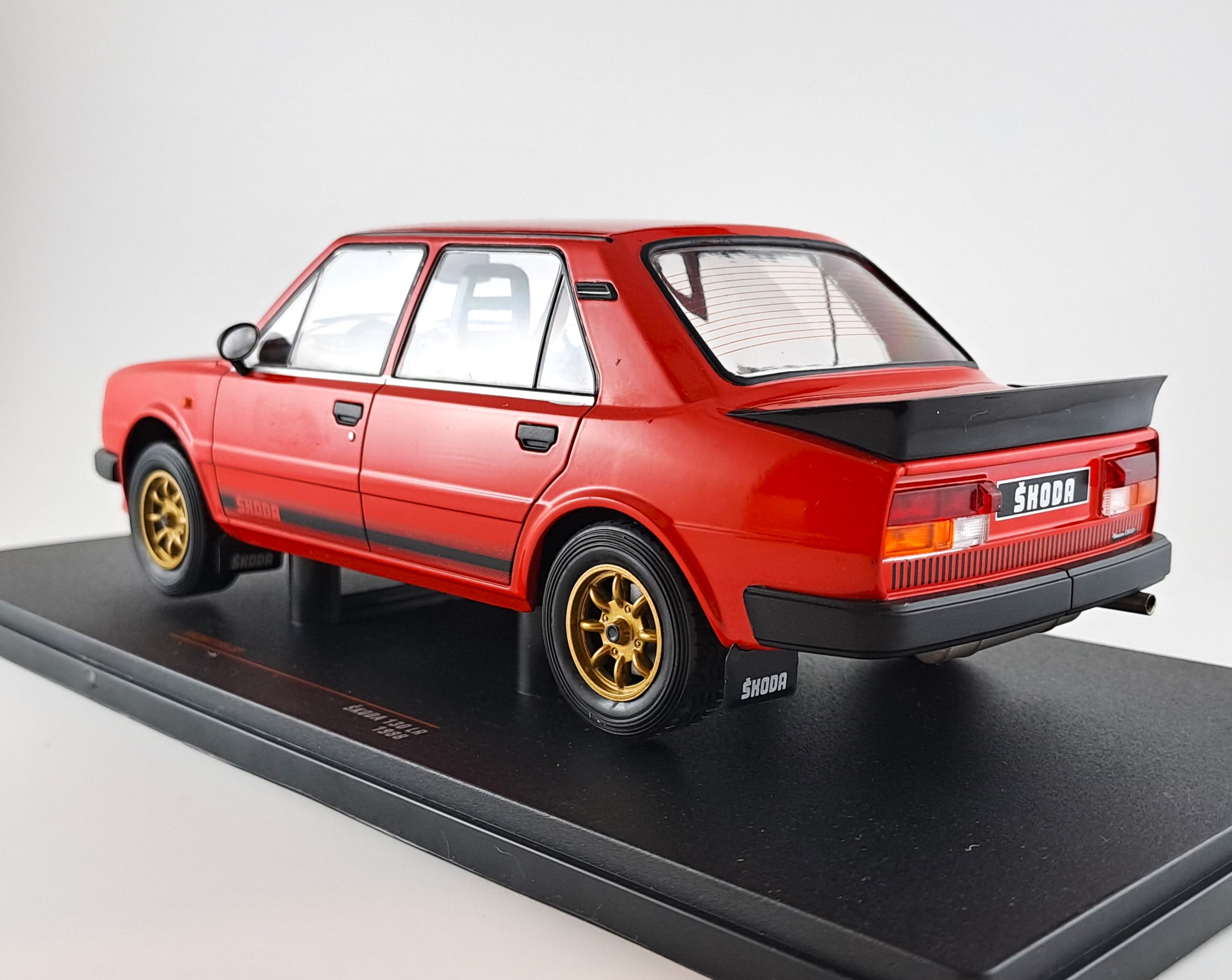 Volvo 240 Turbo customs 1987 1:18 IXO