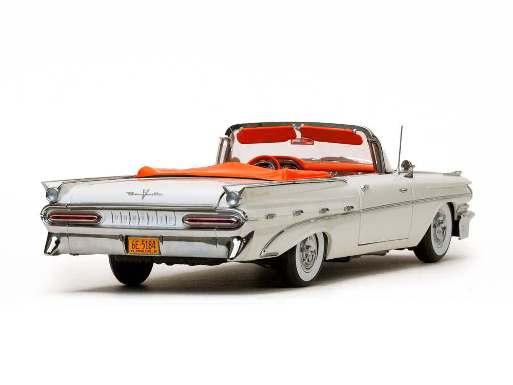 Pontiac Bonneville 1:18 Sun Star
