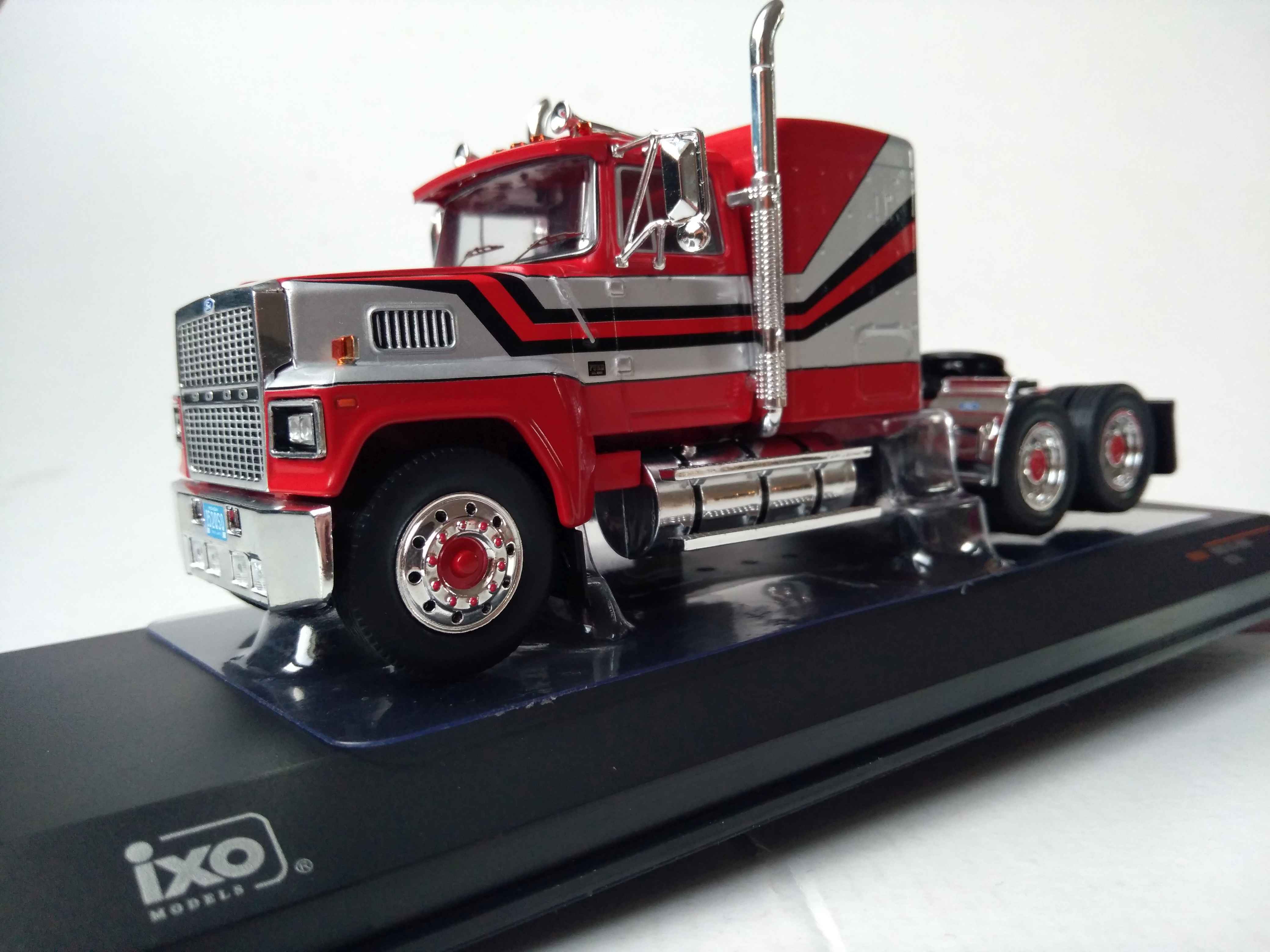 Ford LTL-9000 1:43 IXO