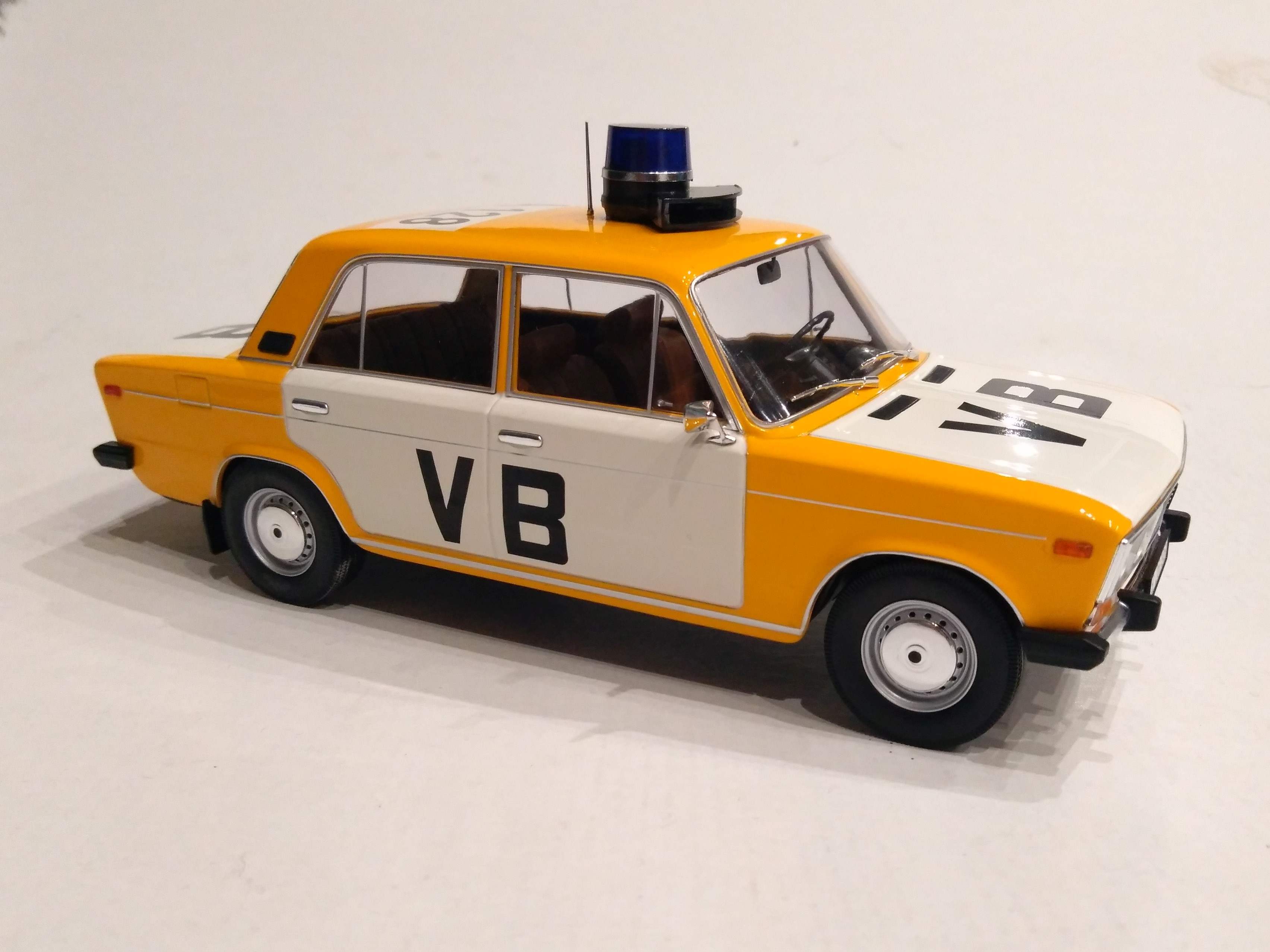 Lada 2106 Veřejná Bezpečnost 1:18 Triple9