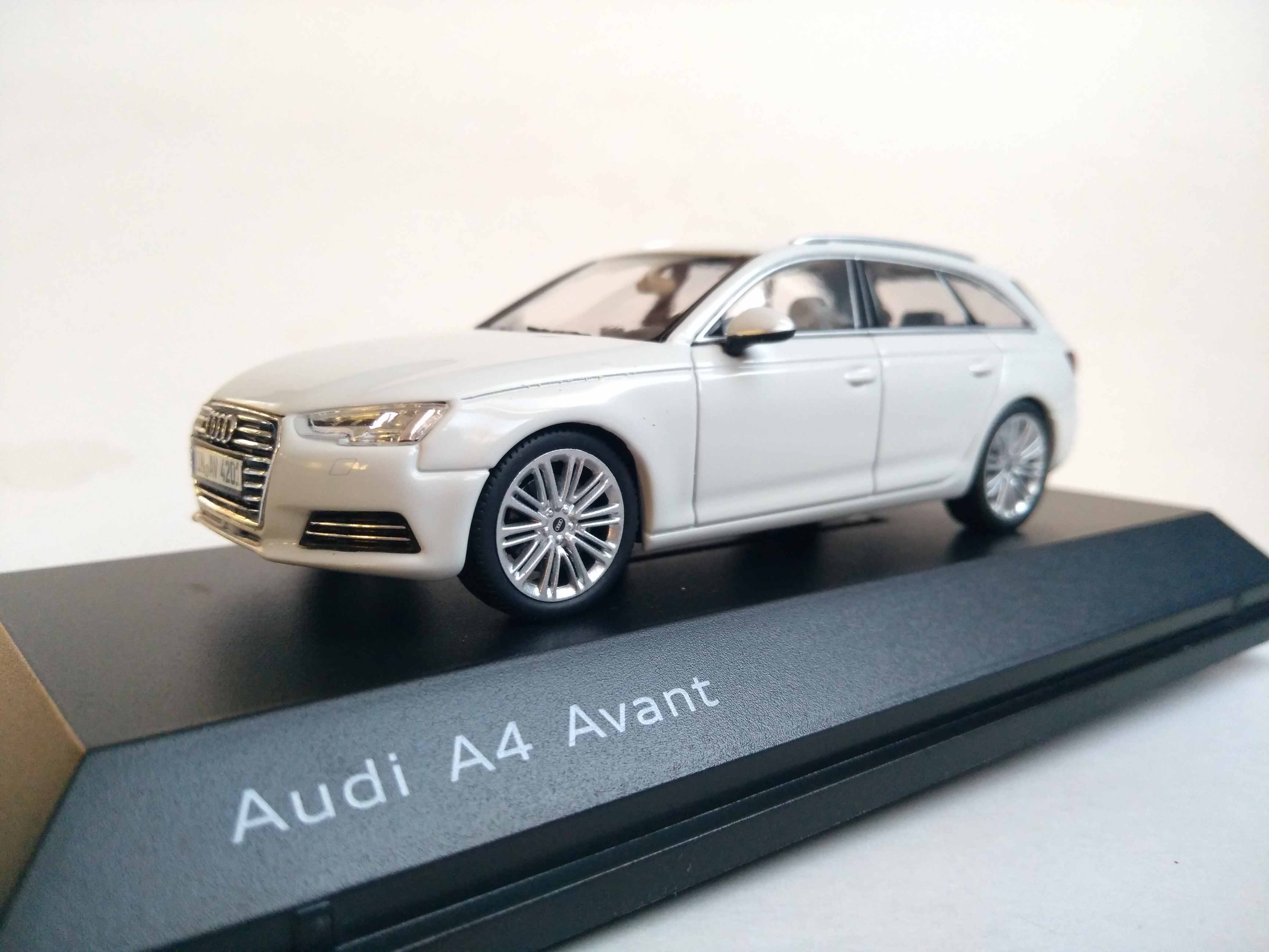 Audi A4 Avant 2016 1:43 iscale