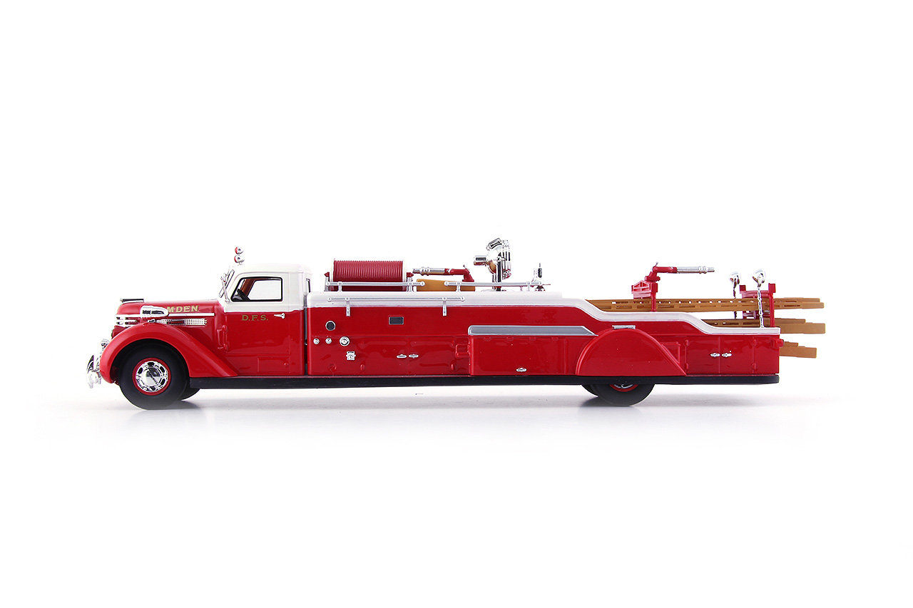 Diamond T City Service Ladder Truck 1:43 AutoCult