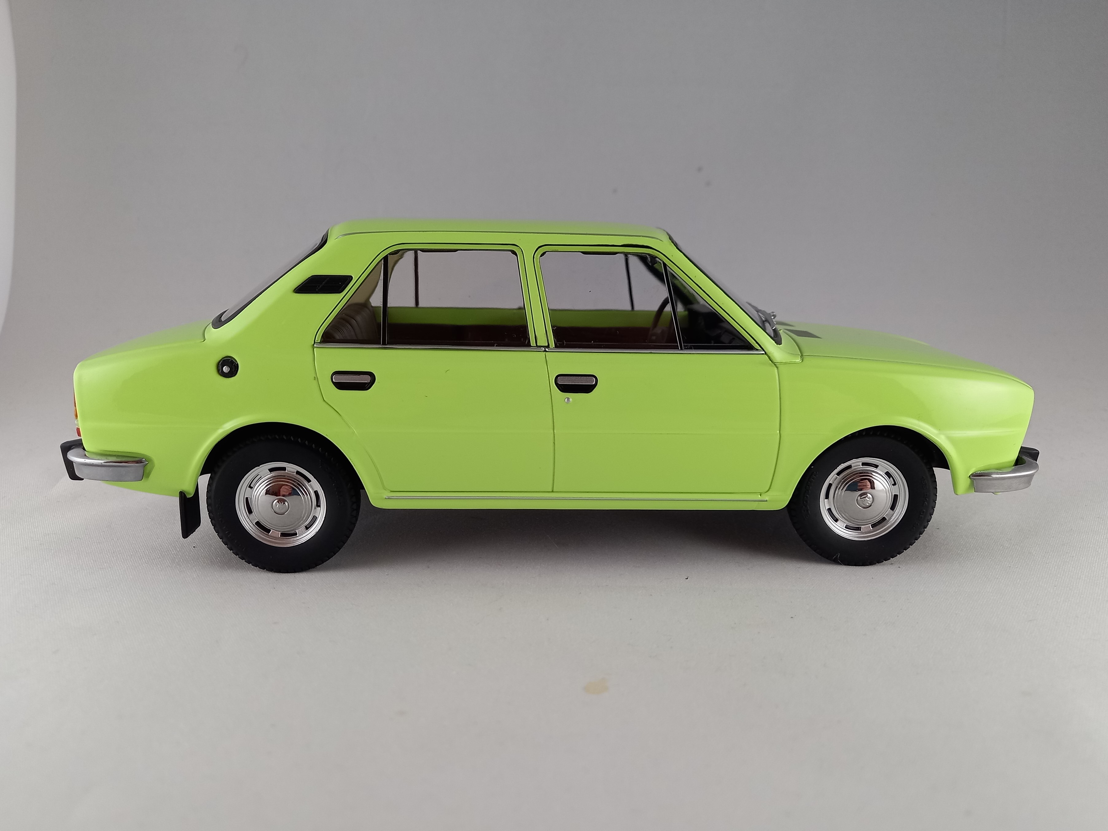 Škoda 105L lipově zelená 1:18 Triple9