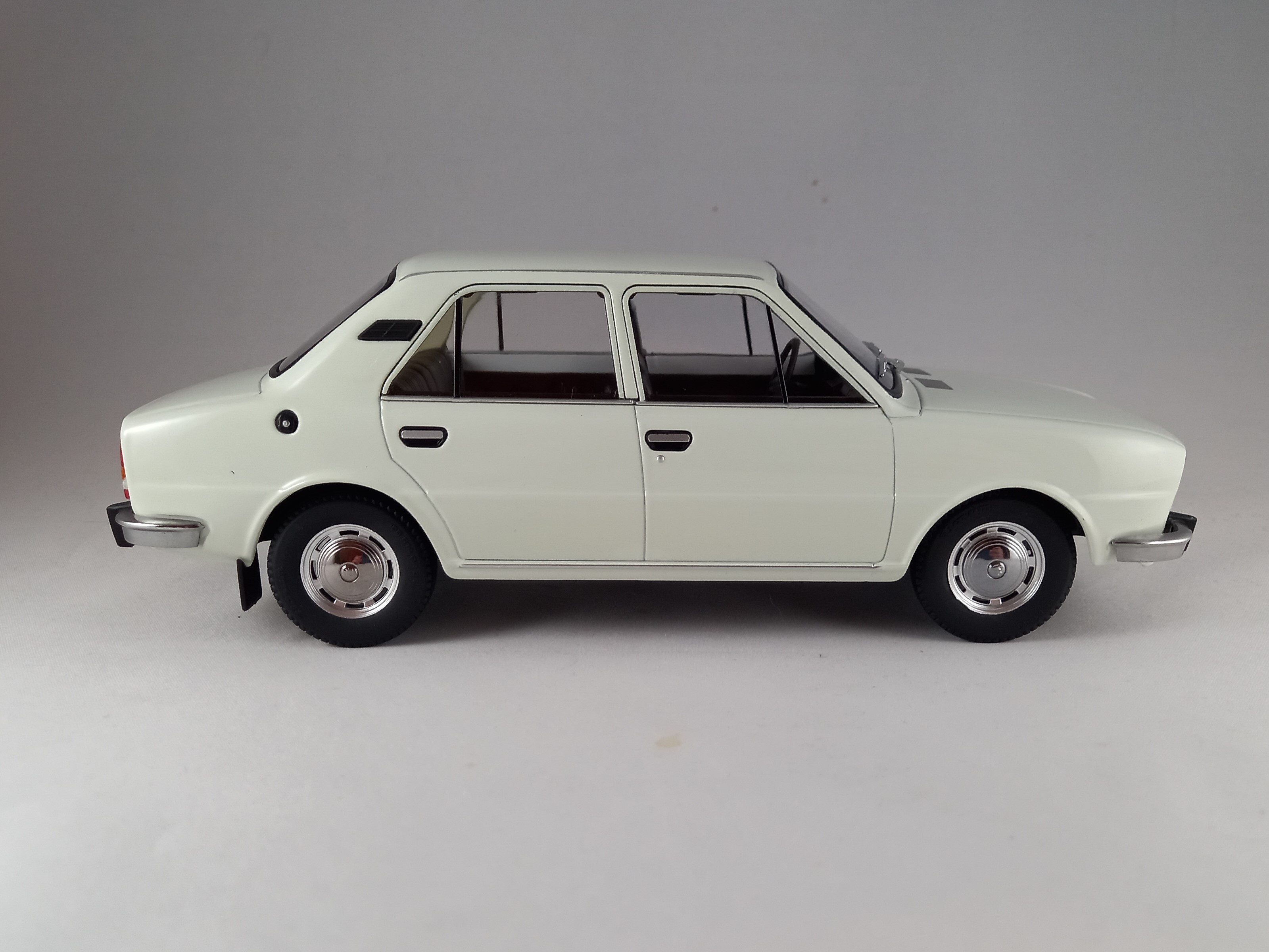 Škoda 105L ledová bílá 1:18 Triple9