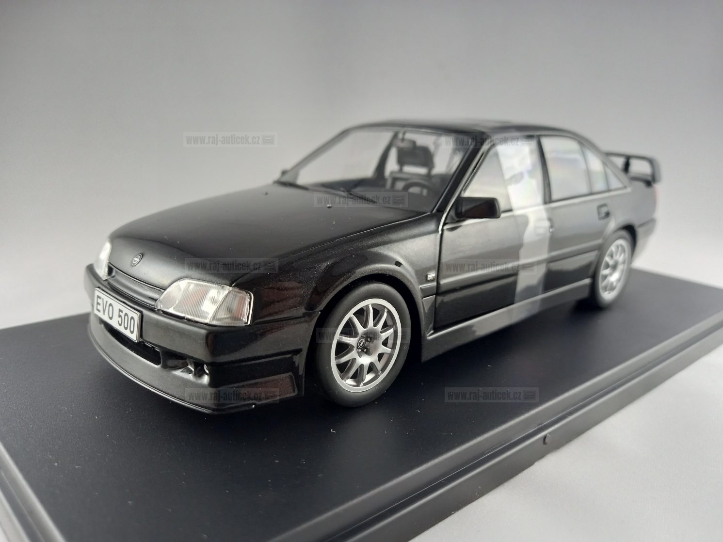 Opel Omega Evolution 500 1:24 Whitebox