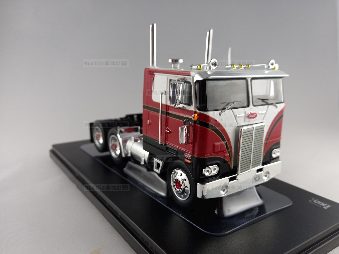 Peterbilt 352 Reacemaker 1:43 IXO