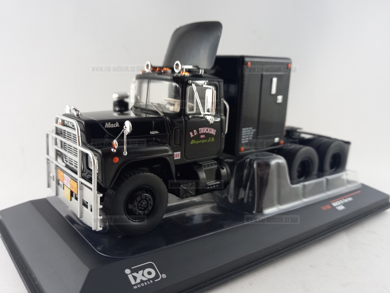 Mack R-series se zadní kabinou 1:43 IXO