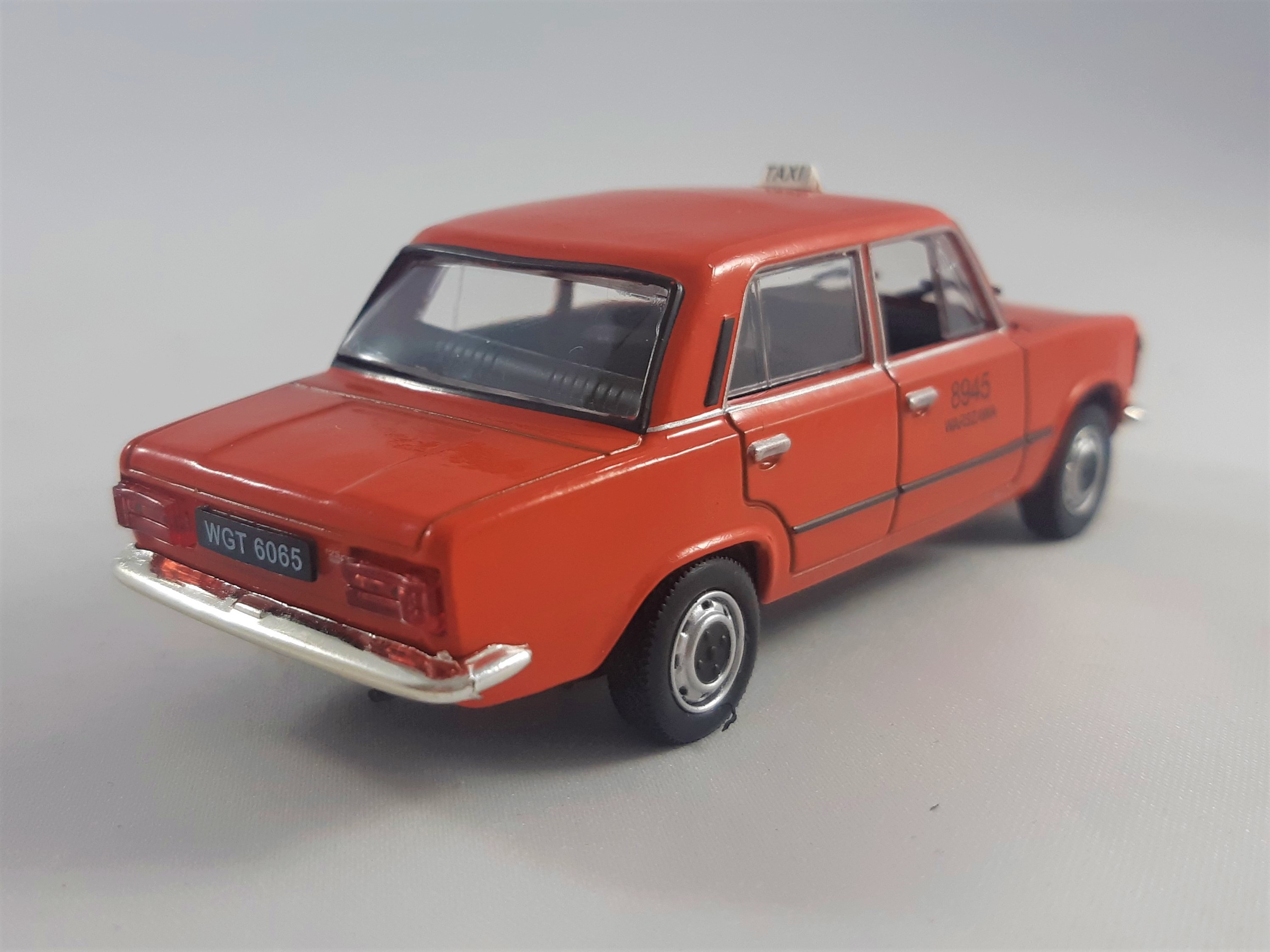 Fiat 125P taxi Varšava 1:43