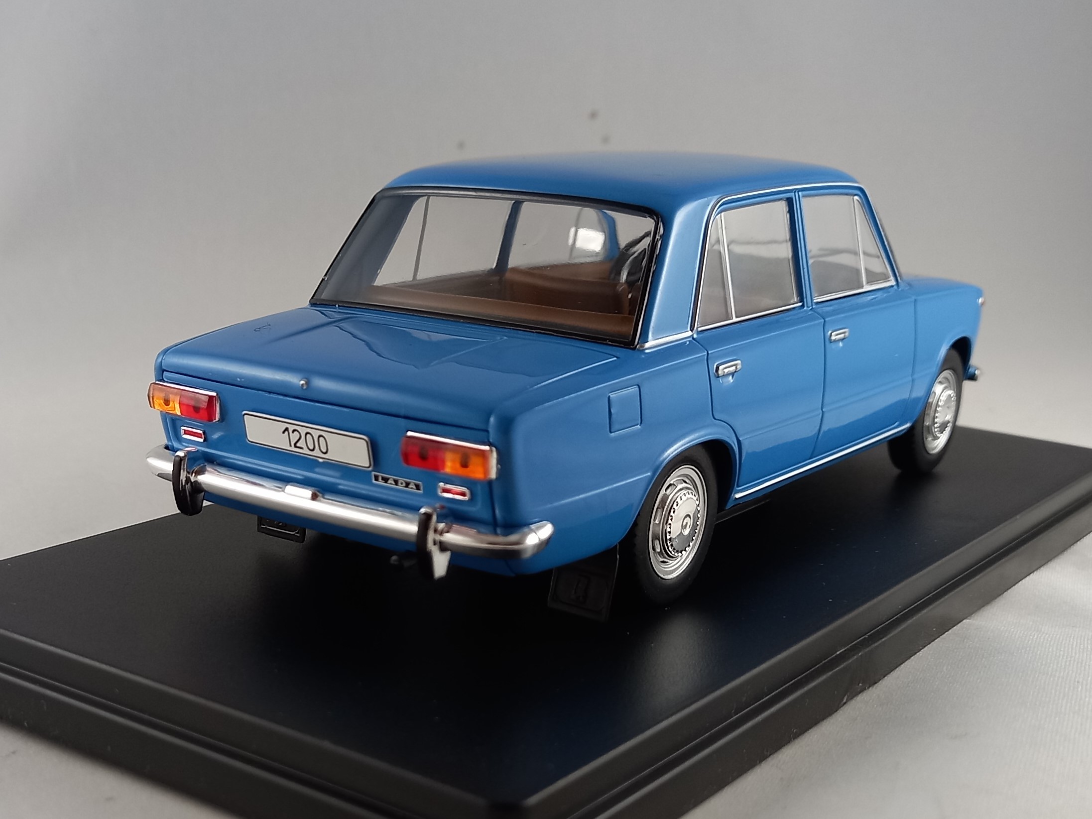 Lada 1200 1:24 Whitebox