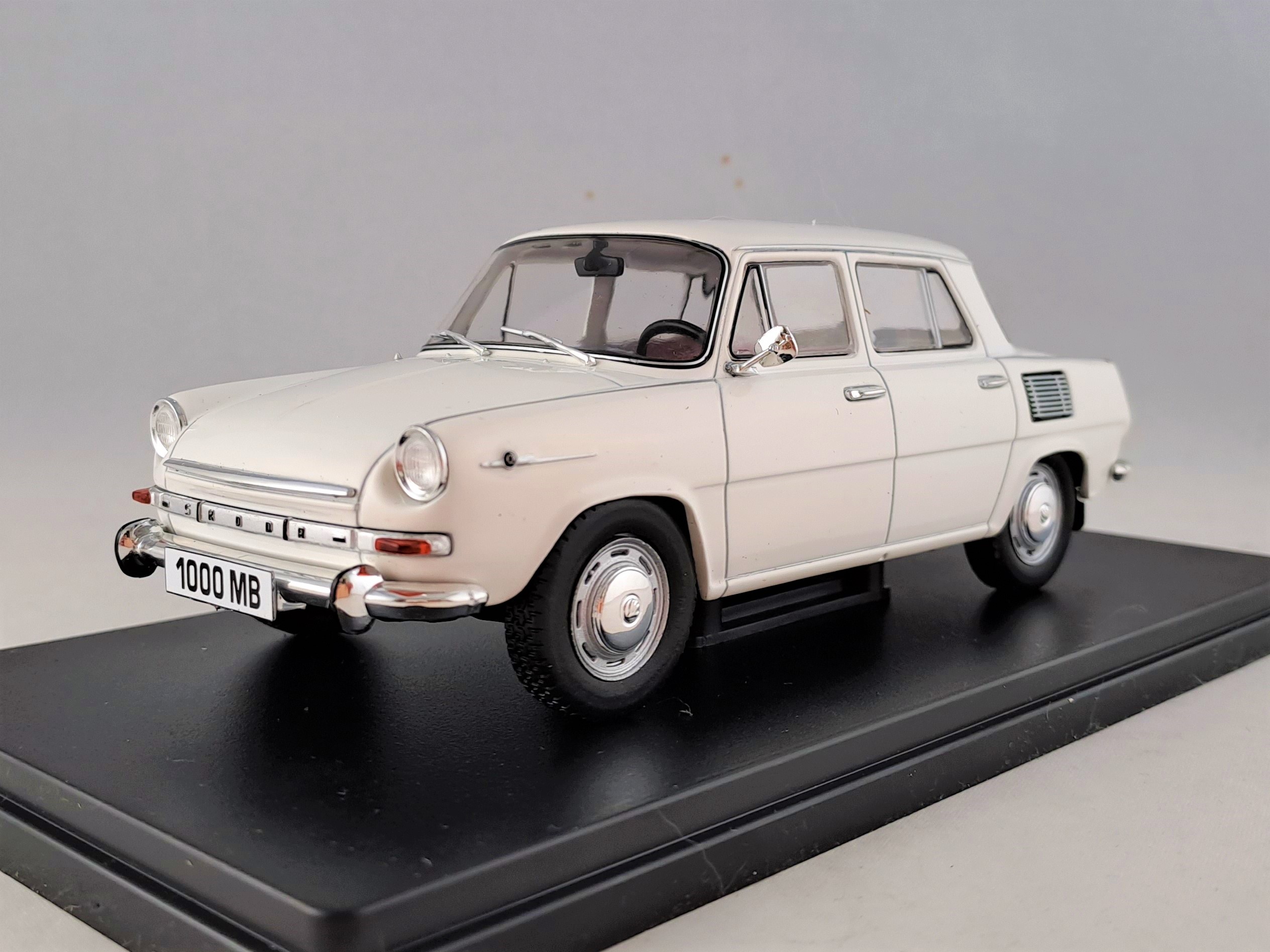 Škoda 1000MB bílá 1:24 Whitebox