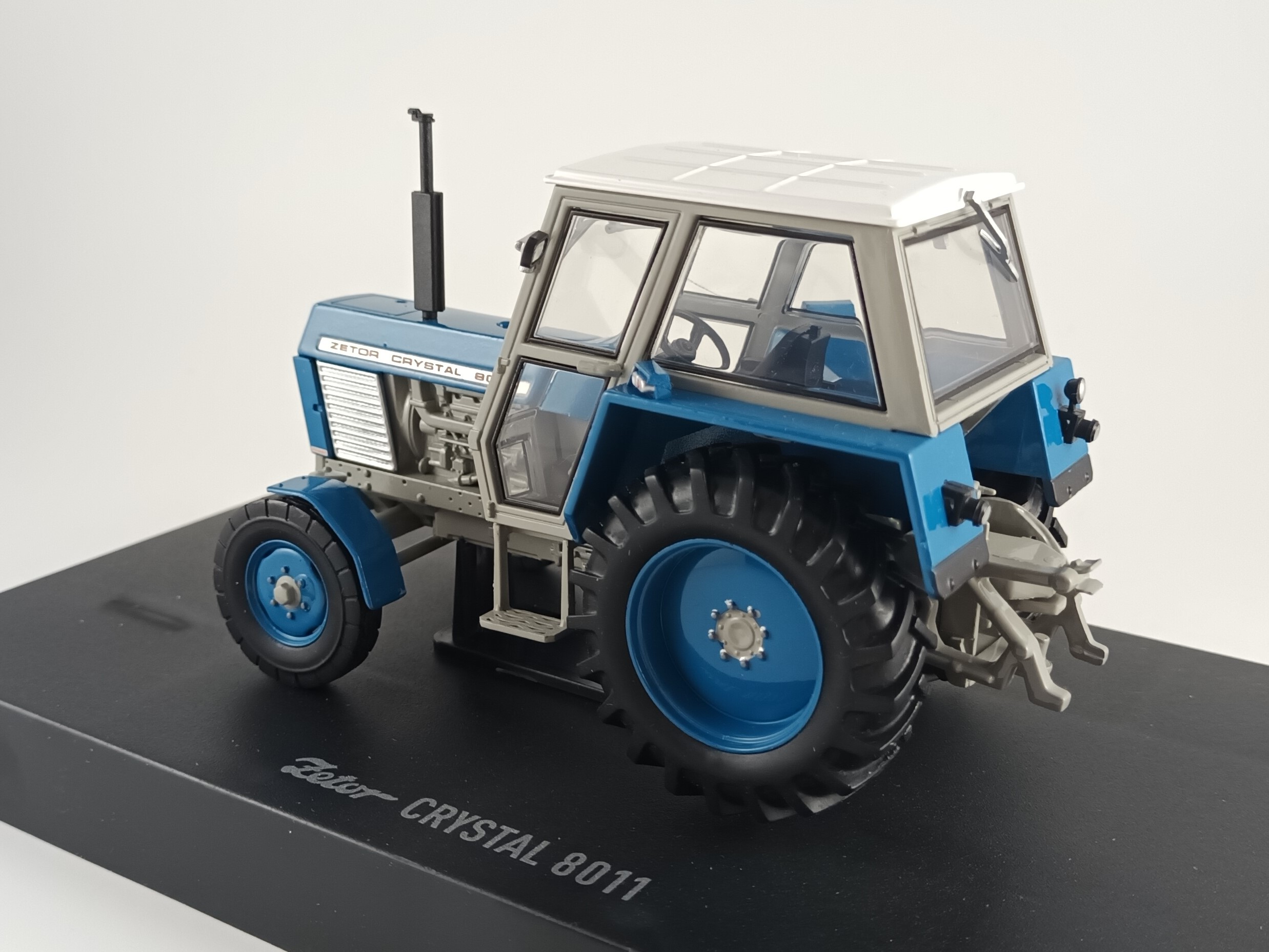 Zetor Crystal 8011 1:32 Universal Hobbies