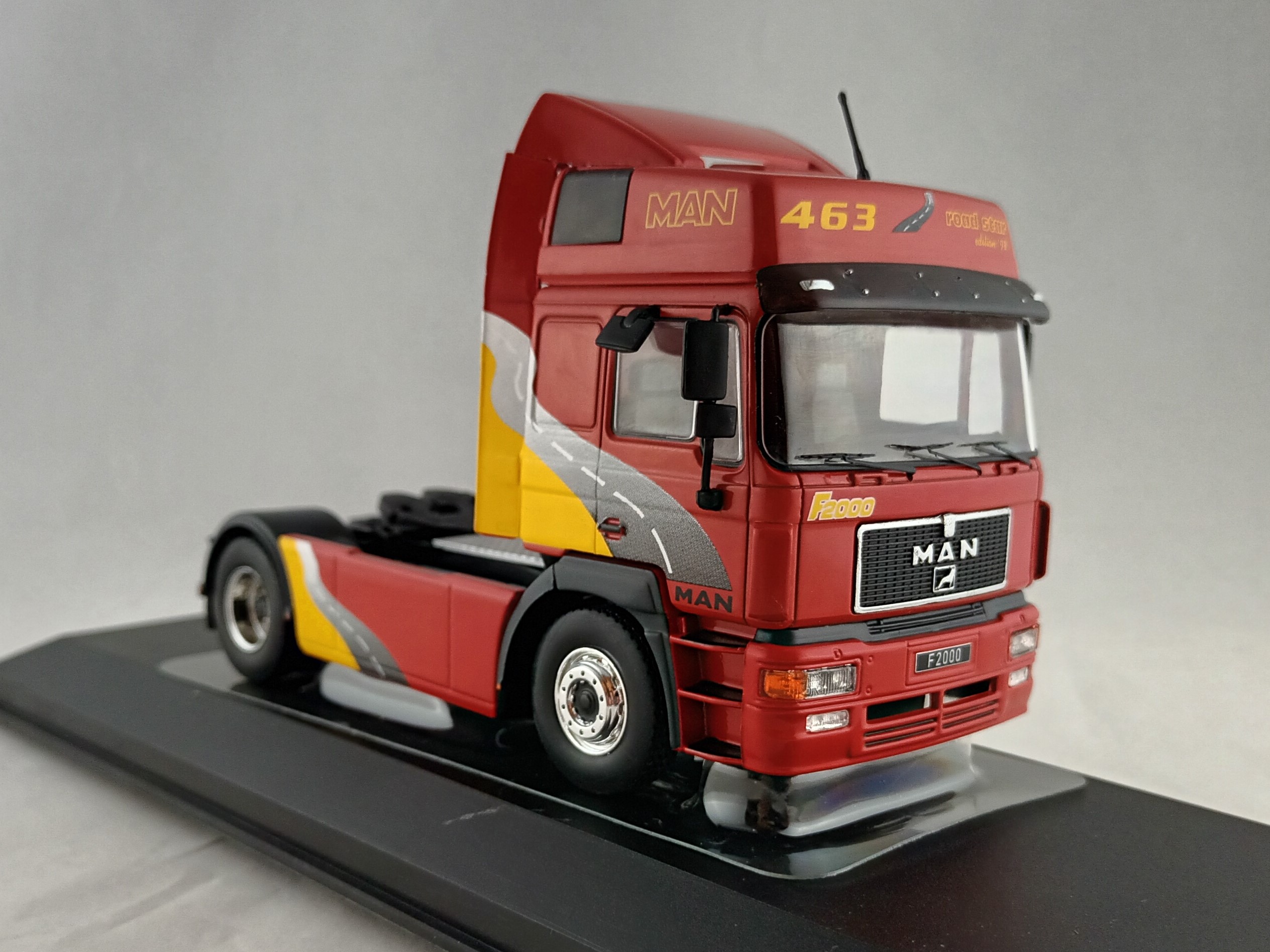 MAN F 2000 červená 1:43 IXO
