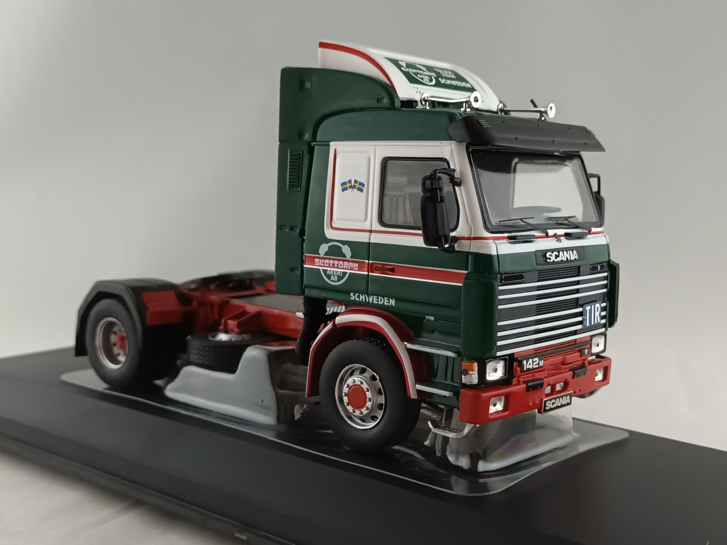 Scania 142 M zelená 1:43 IXO