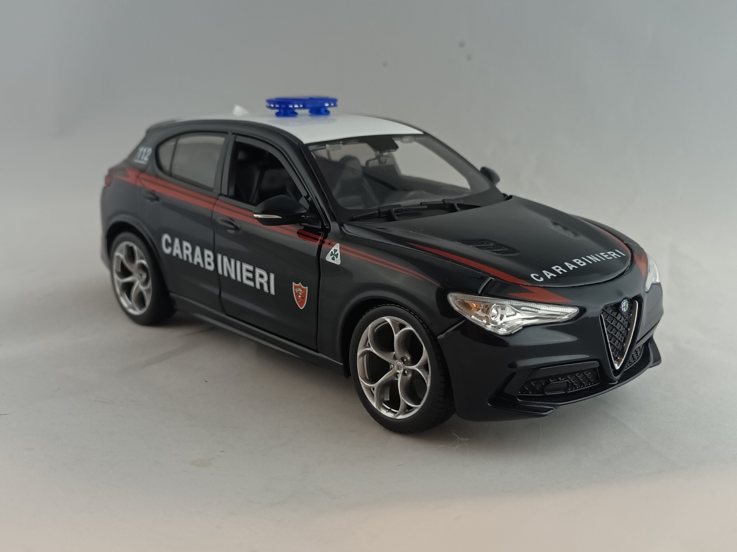 Alfa Romeo Stelvio Carabinieri 1:24 Bburago