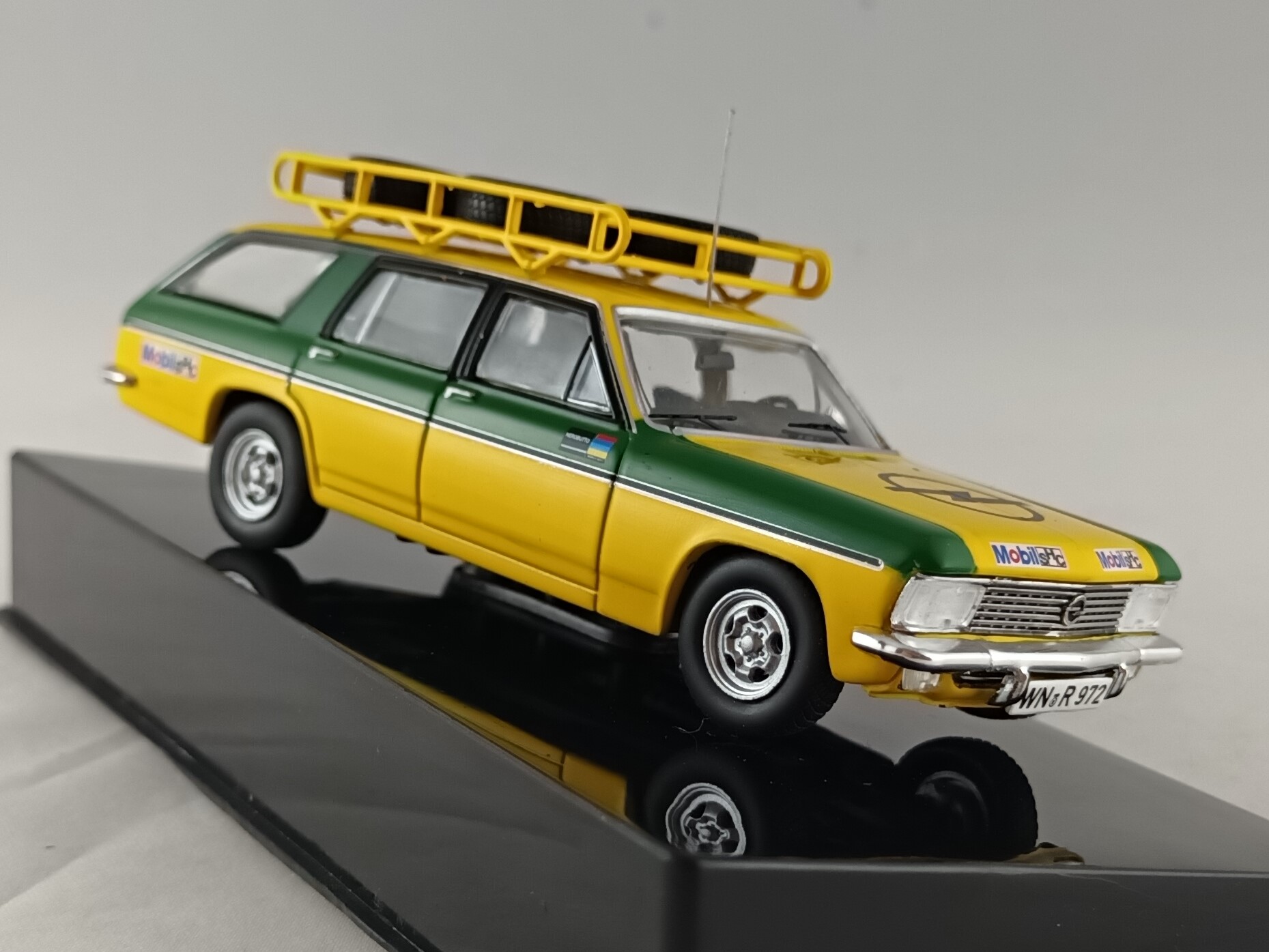 Opel Admiral Caravan Irmscher doprovodný vůz 1:43 IXO