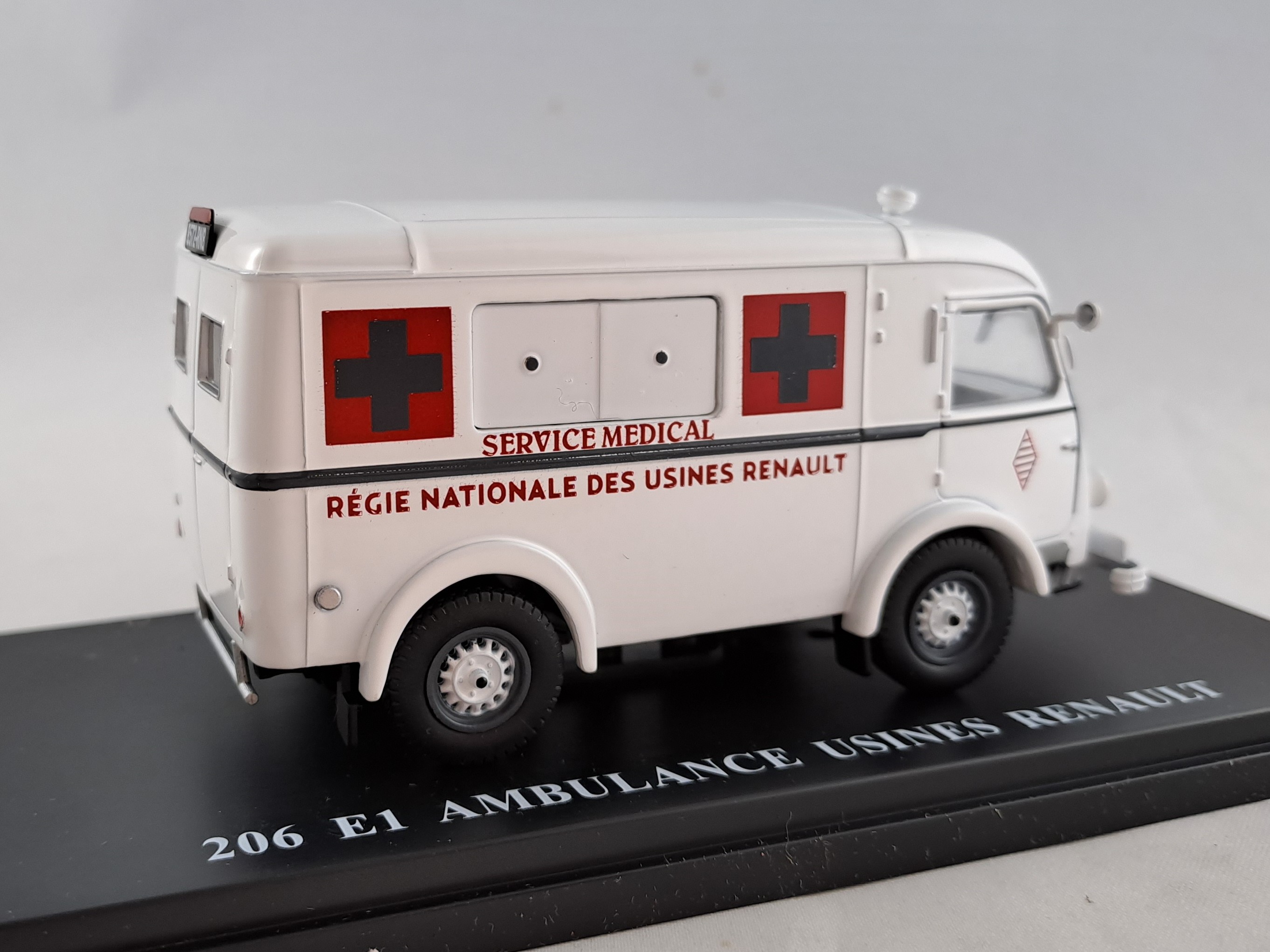 Renault 206 sanitka 1:43 Altaya