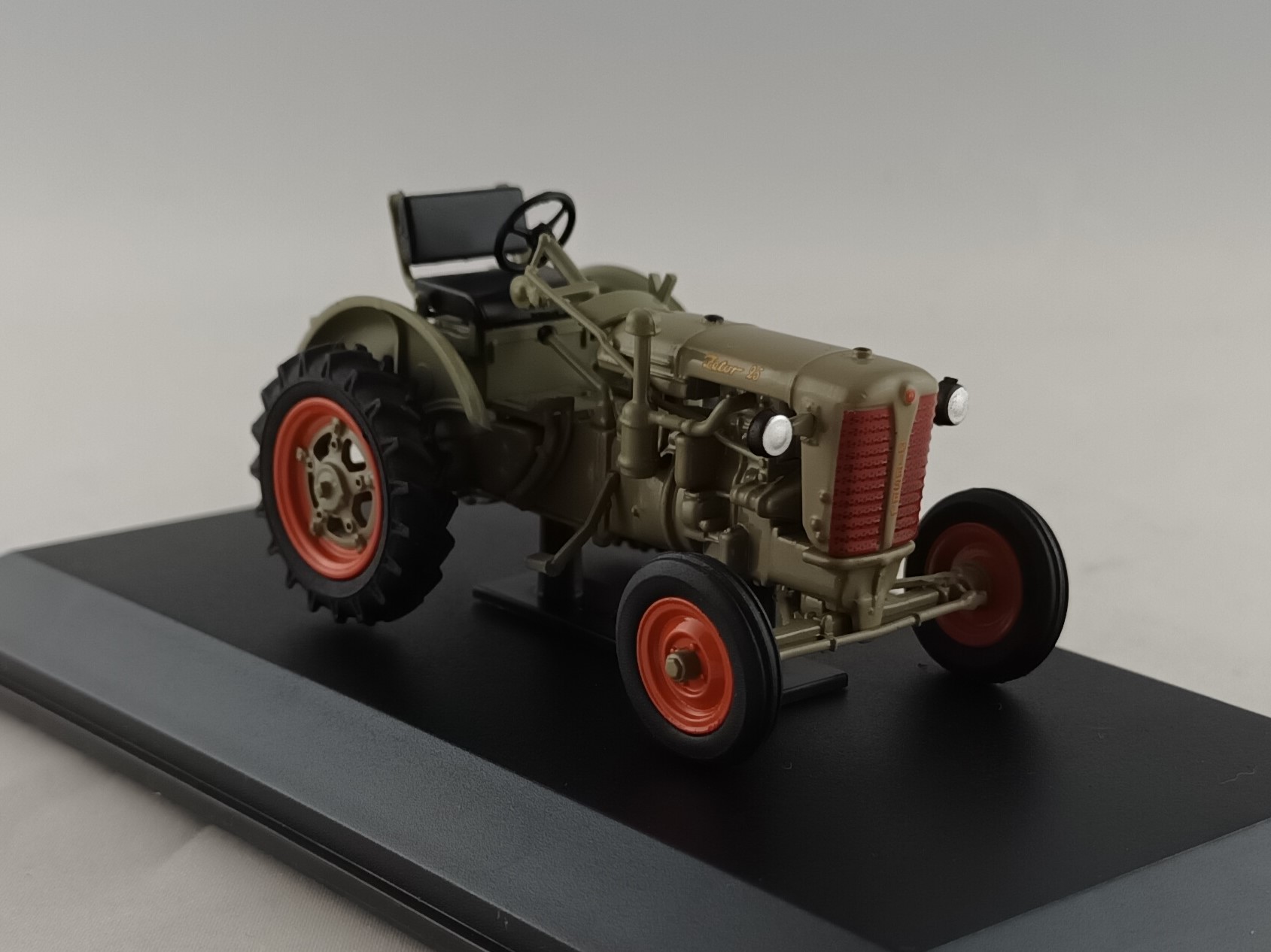 Zetor 25 1:43 Universal Hobbies