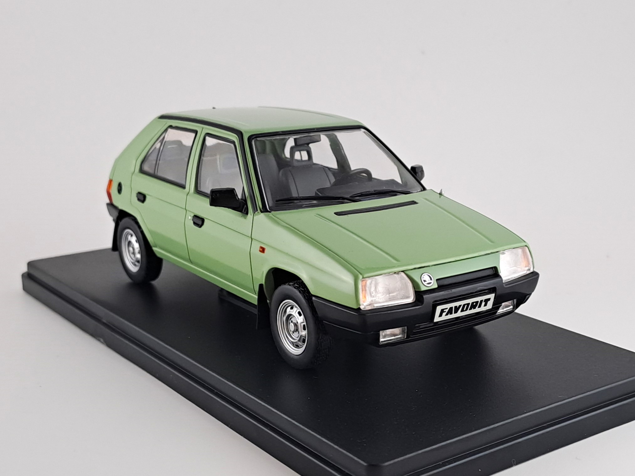 Škoda Favorit 1987 1:24 Whitebox