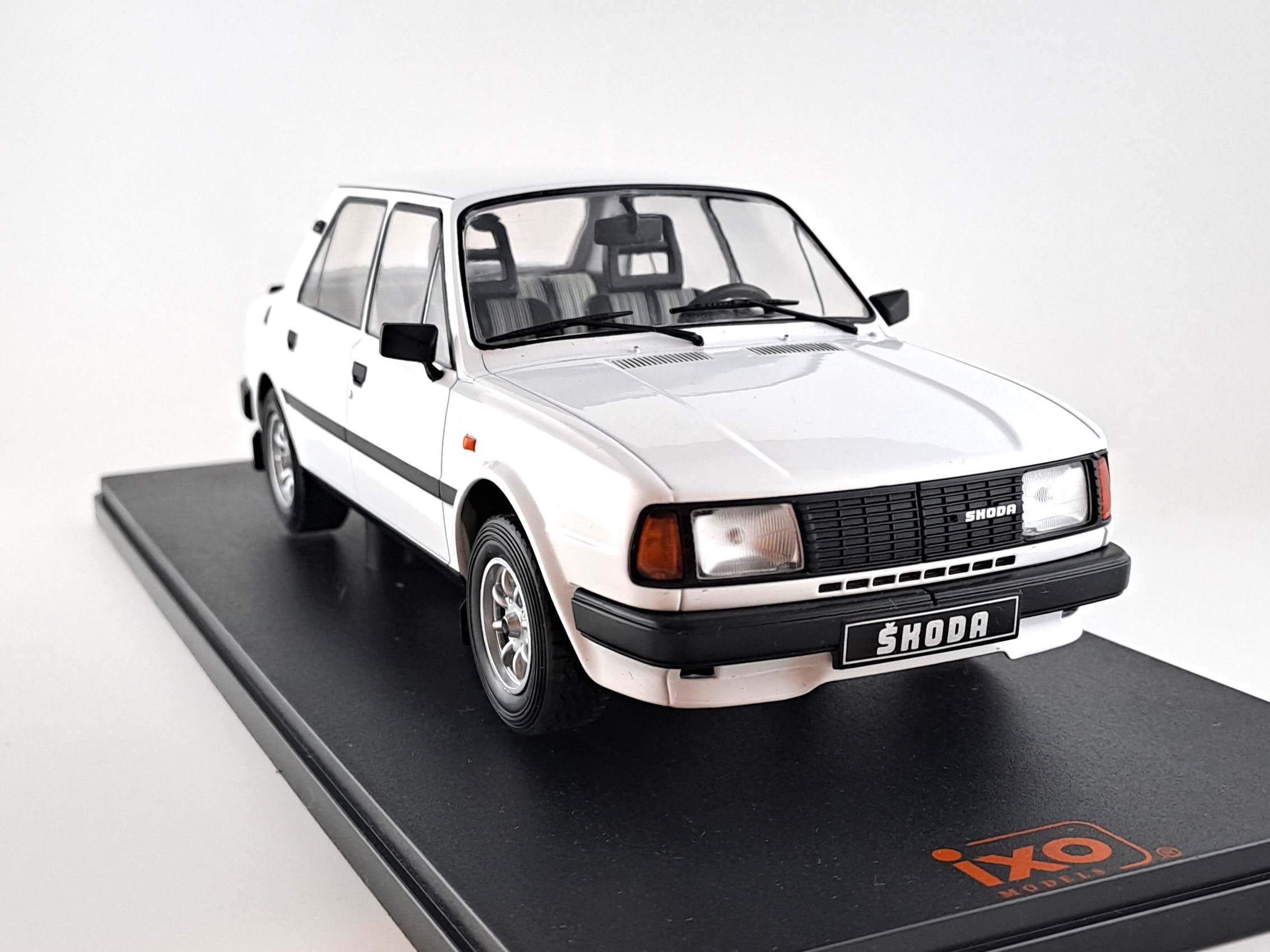 Škoda 130 L 1988 1:18 IXO