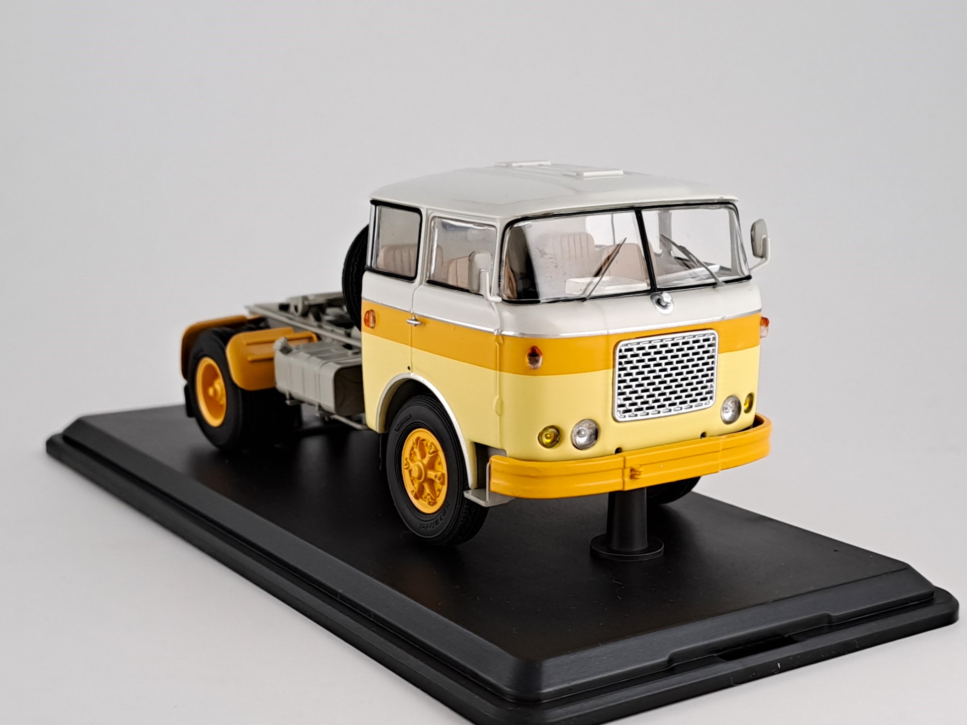 LIAZ 706 MTTN 1:43 Premium ClassiXXs