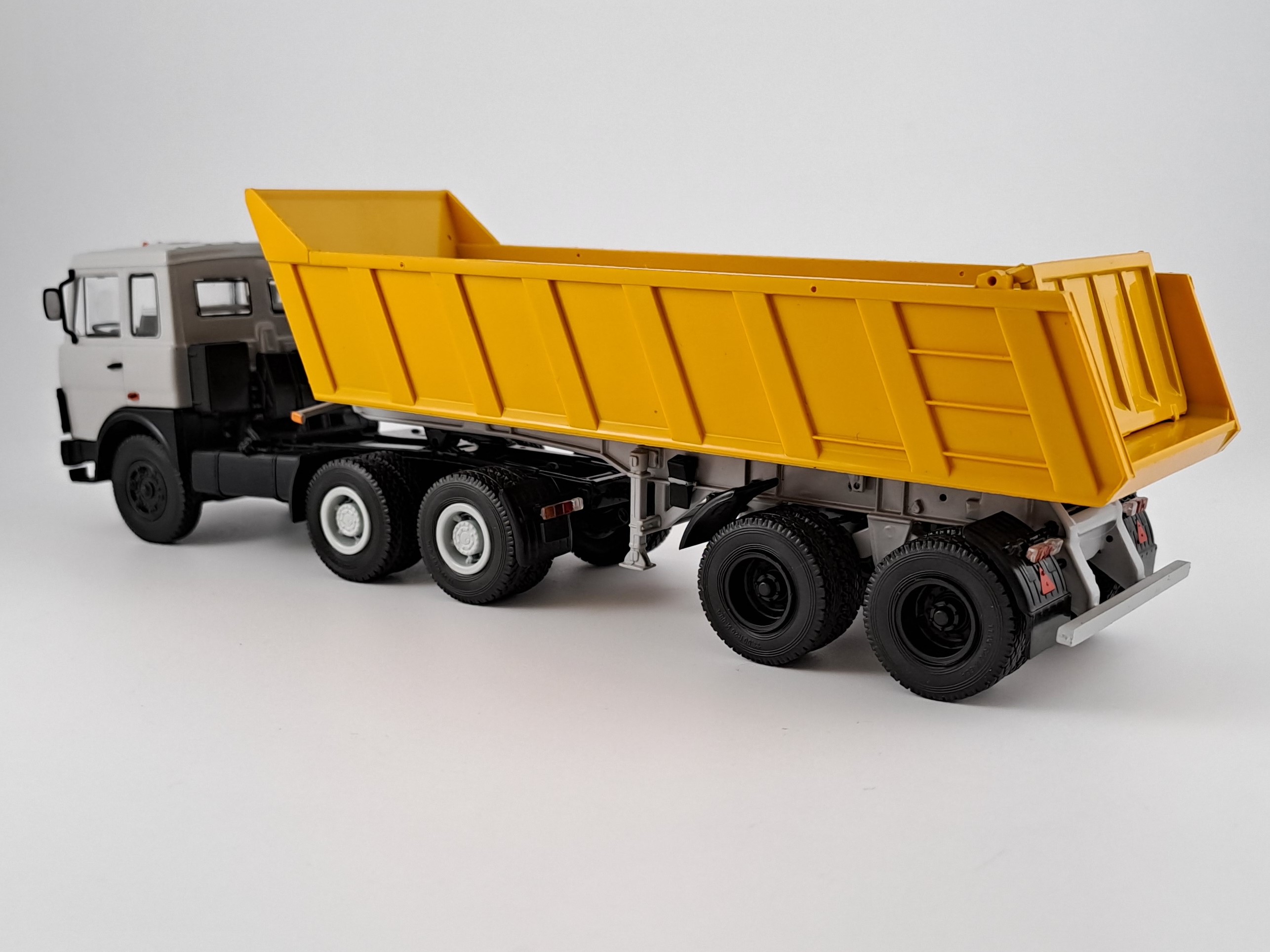 MAZ-6422 s návěsem MAZ-9506-20 1:43 Auto Historia