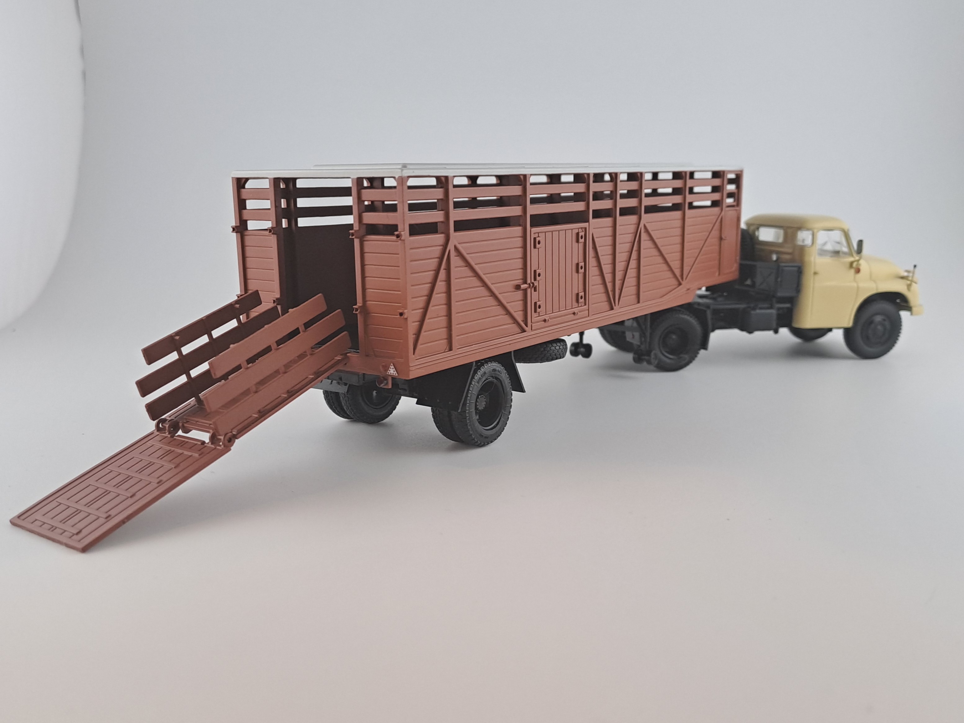 KAZ-608 s návěsem ODAZ-857B přeprava zvířat 1:43 Auto Historia