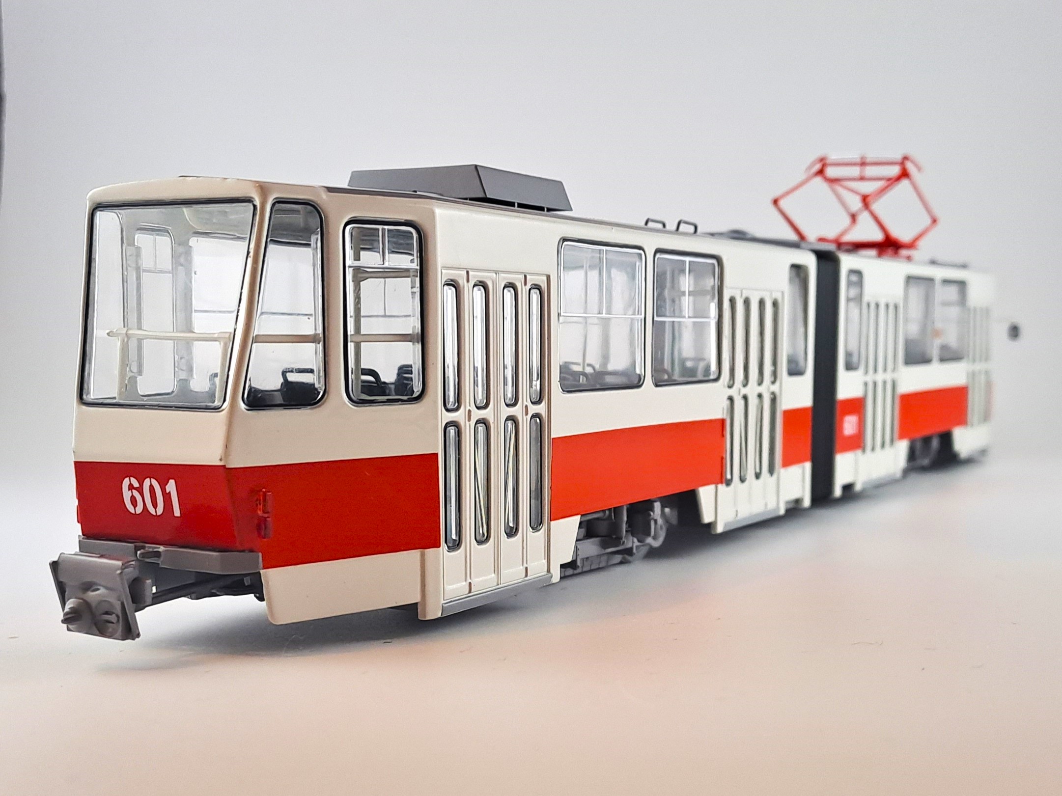 tramvaj Tatra KT4 červenobílá 1:43 SSM