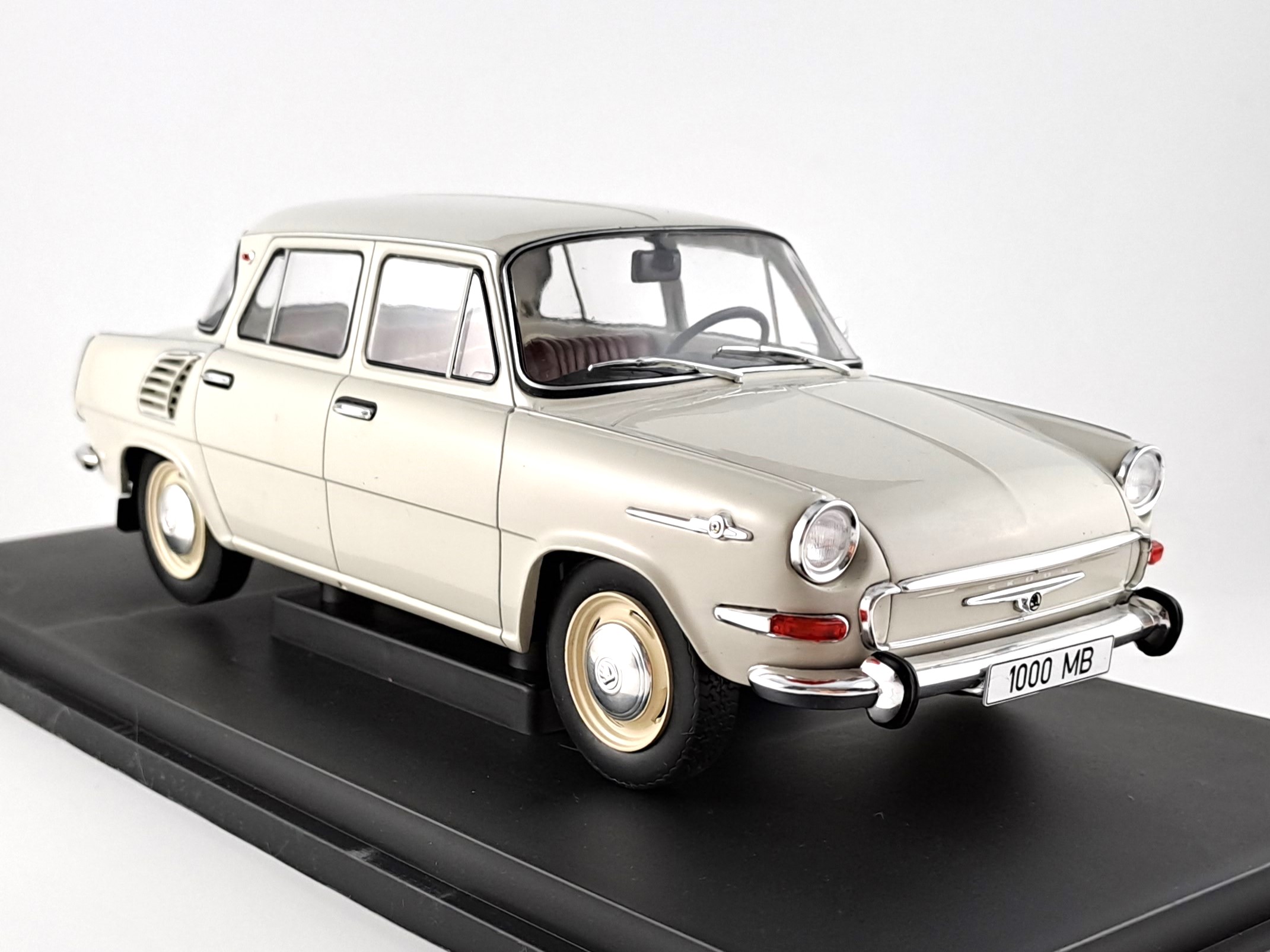 Škoda 1000MB bílá 1:18 MCG