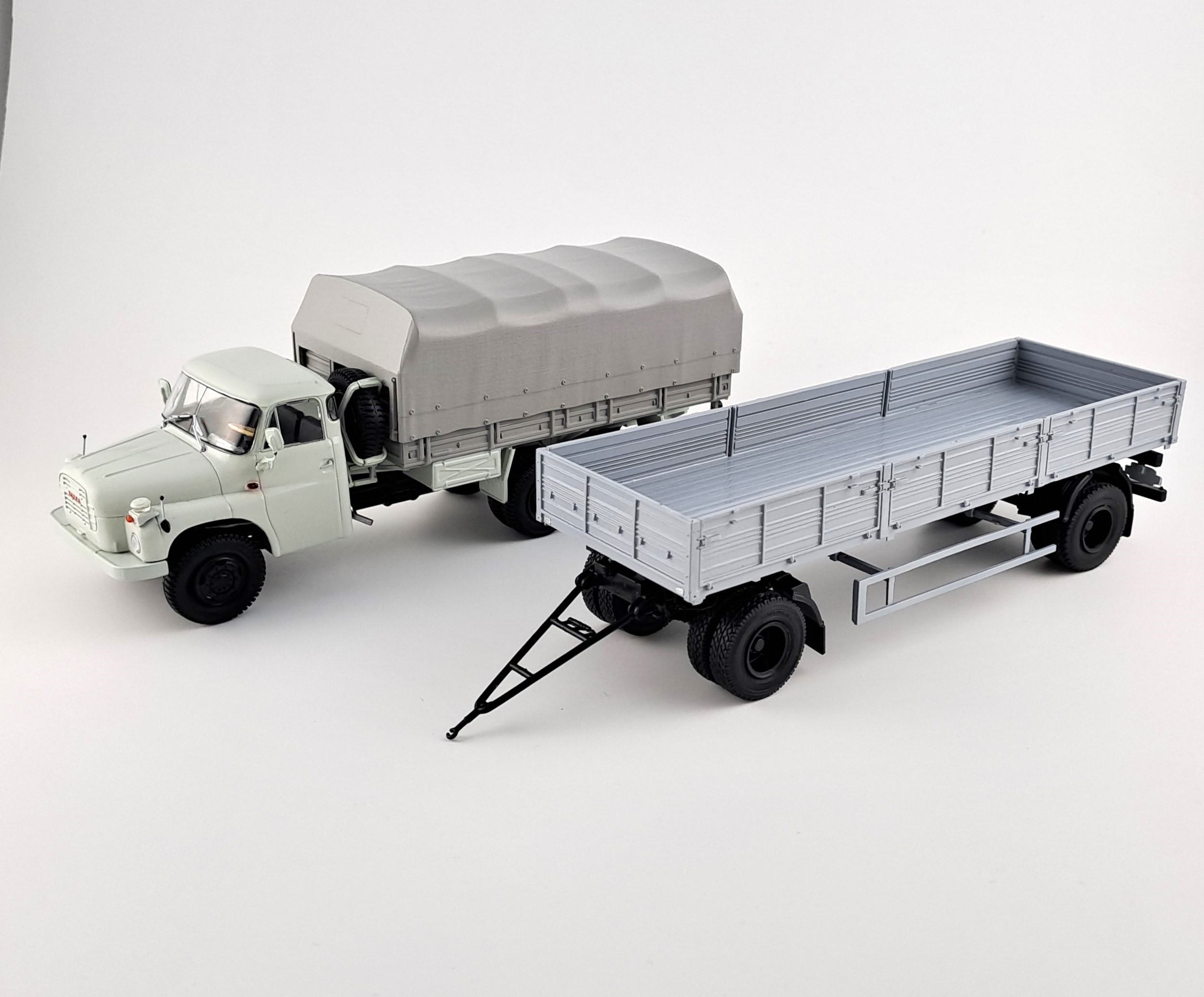 Tatra T148 valník šedý s přívěsem MAZ 1:43 Auto Historia