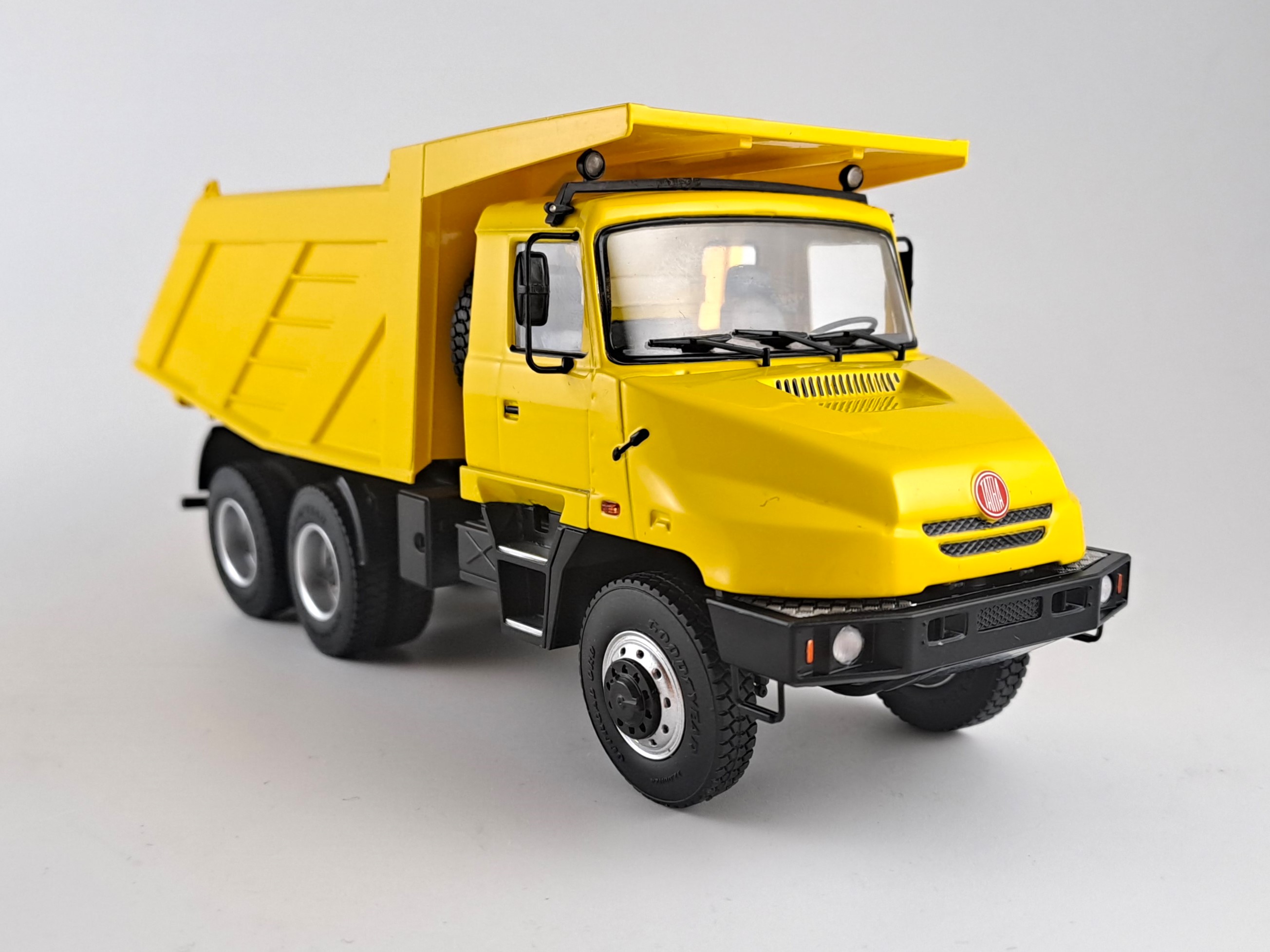 Tatra T163 Jamal žlutý 1:43 Auto Historia BAZAROVKA