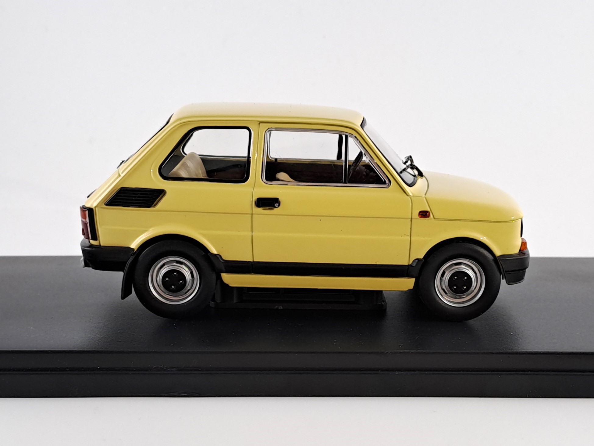 Fiat 126p 1985 1:24 Whitebox