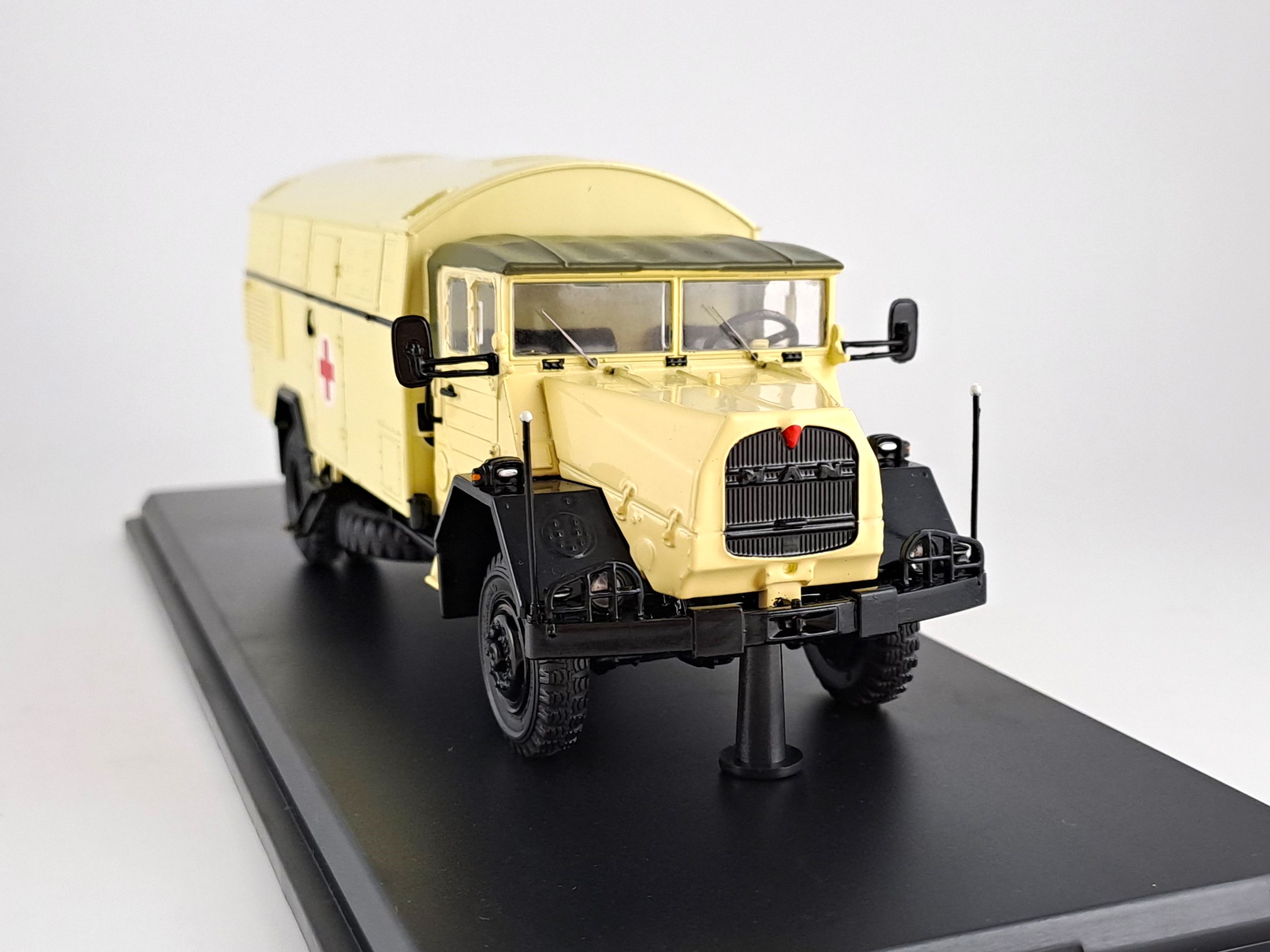 MAN 630 ambulance 1:43 SSM