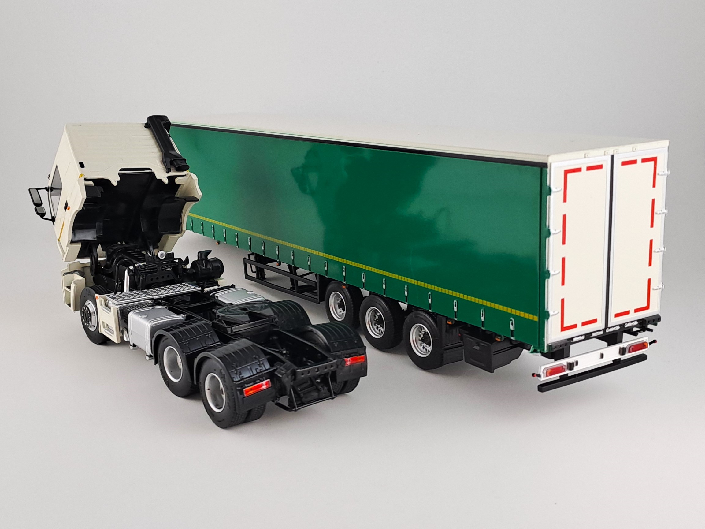 KAMAZ 65206 s návěsem 1:43 Modimio