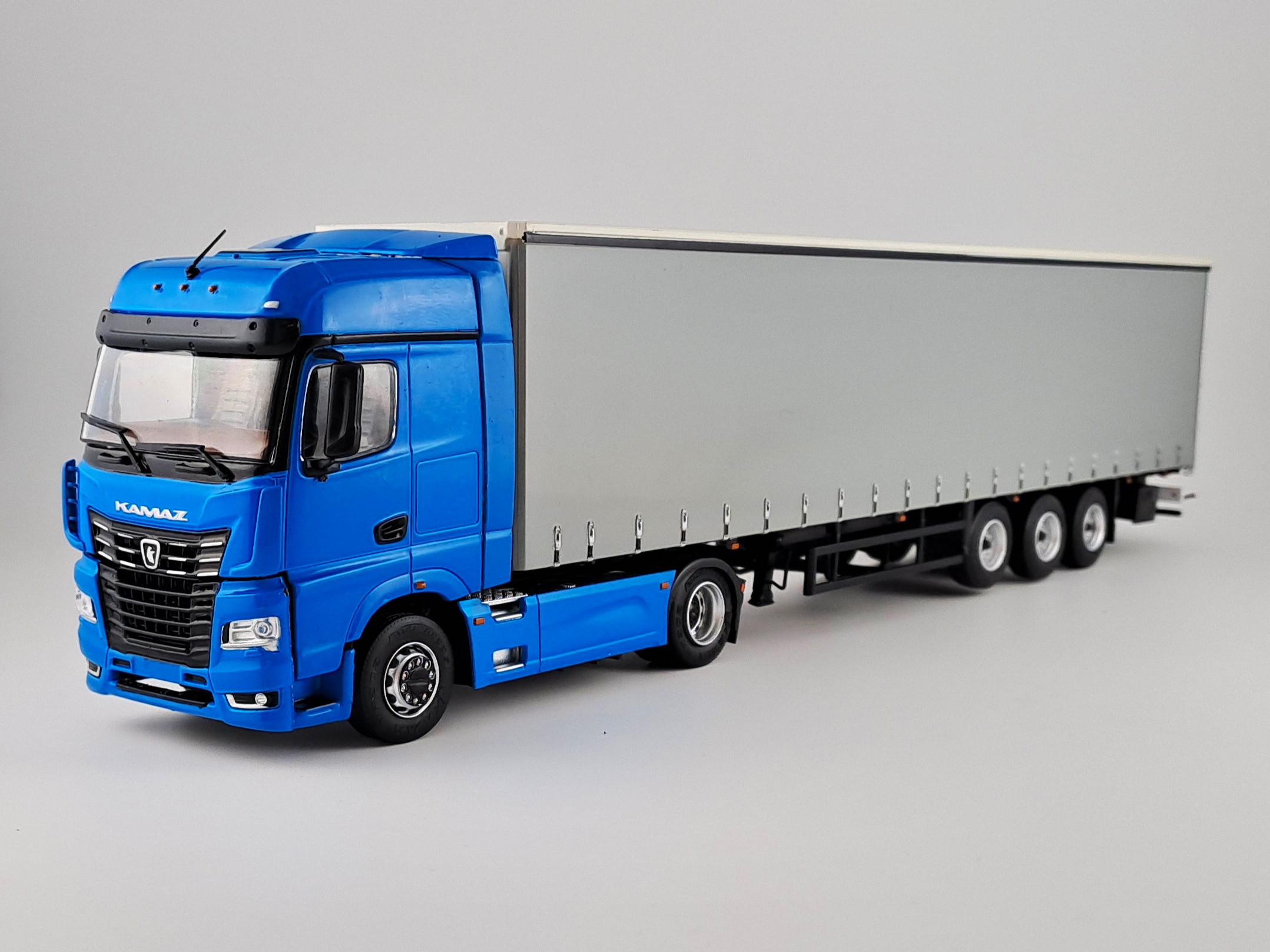 KAMAZ 54901 s návěsem 1:43 Modimio