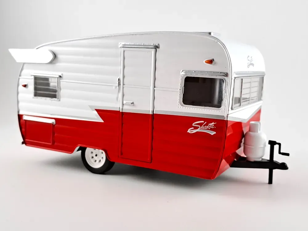 karavan Shasta Airflyte červený 1:24 Greenlight