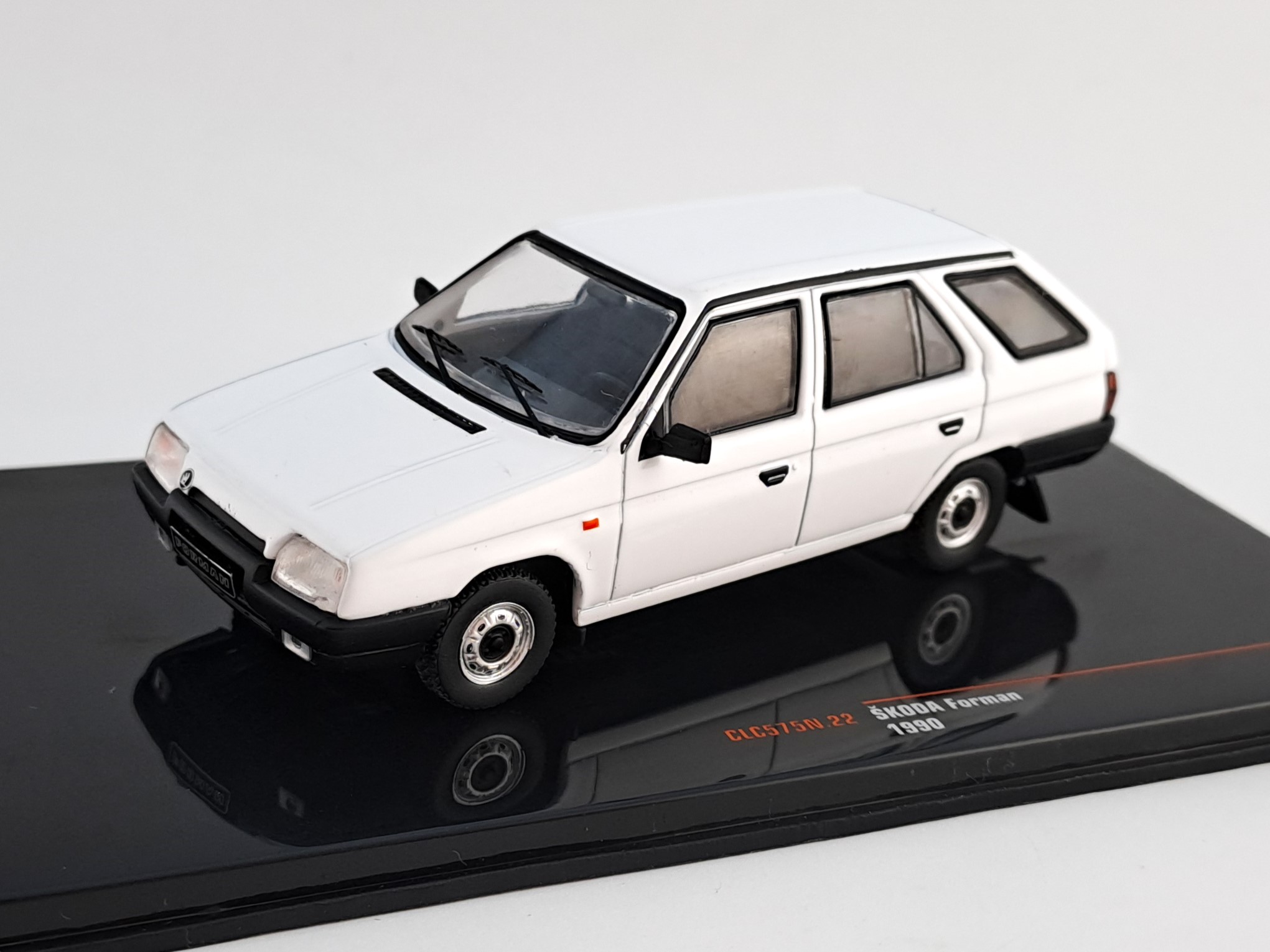 Škoda Forman 1990 1:43 IXO