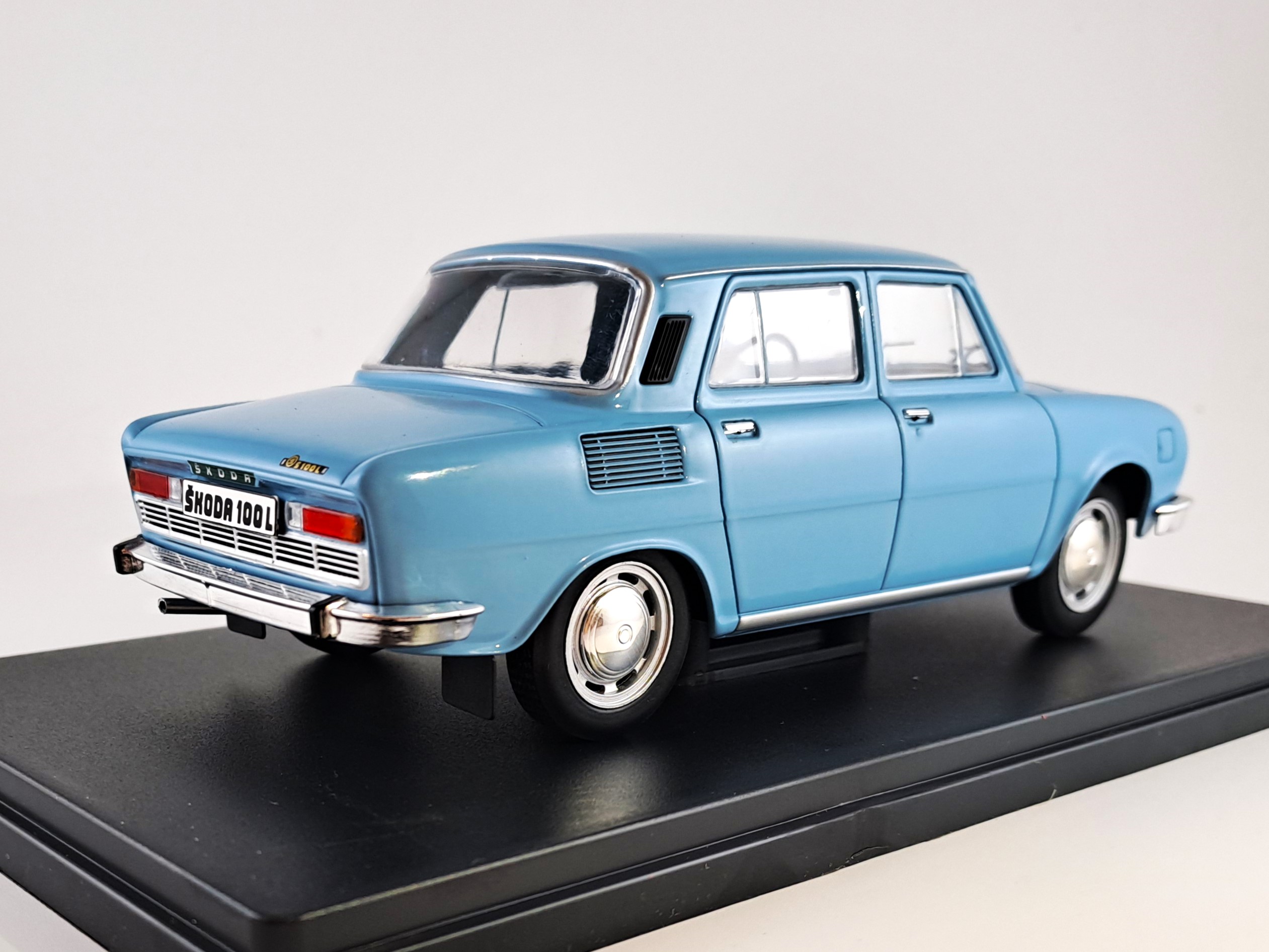 Škoda 100 L modrá 1:24 Hachette