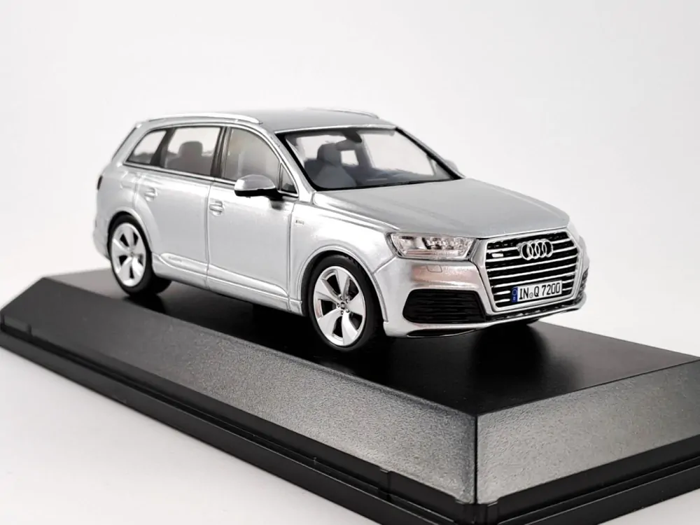 Audi Q7 1:43 Spark