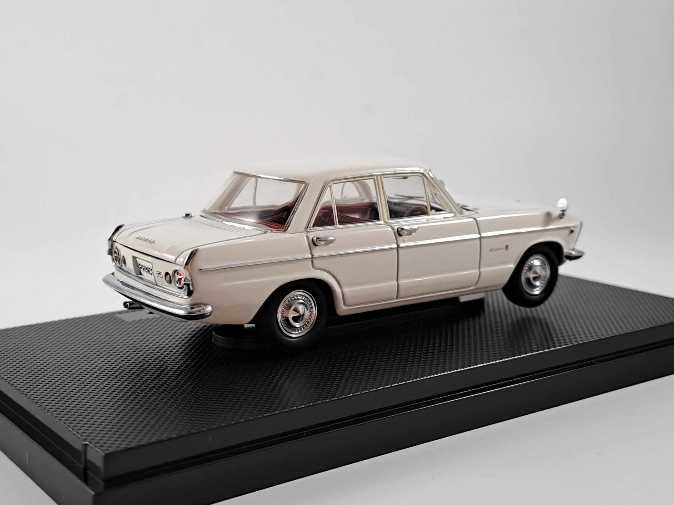 Nissan Prince Skyline 2000GTB 1:43 Ebbro
