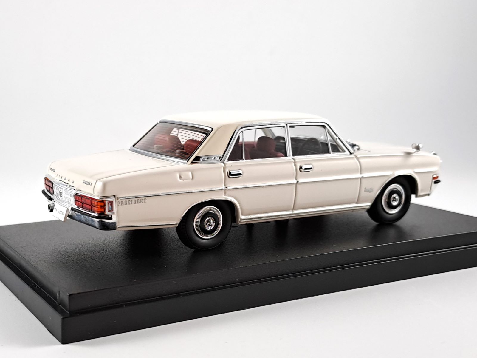 Nissan President 252 1:43 Ebbro