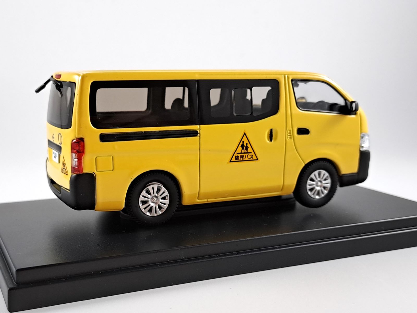 Nissan NV350 Caravan school bus 1:43 Ebbro