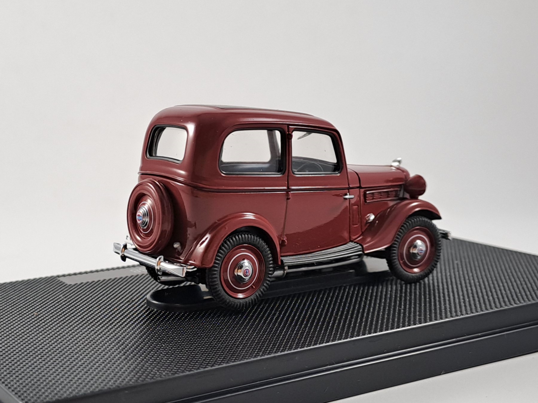 Datsun 17 Sedan 1938 1:43 Ebbro