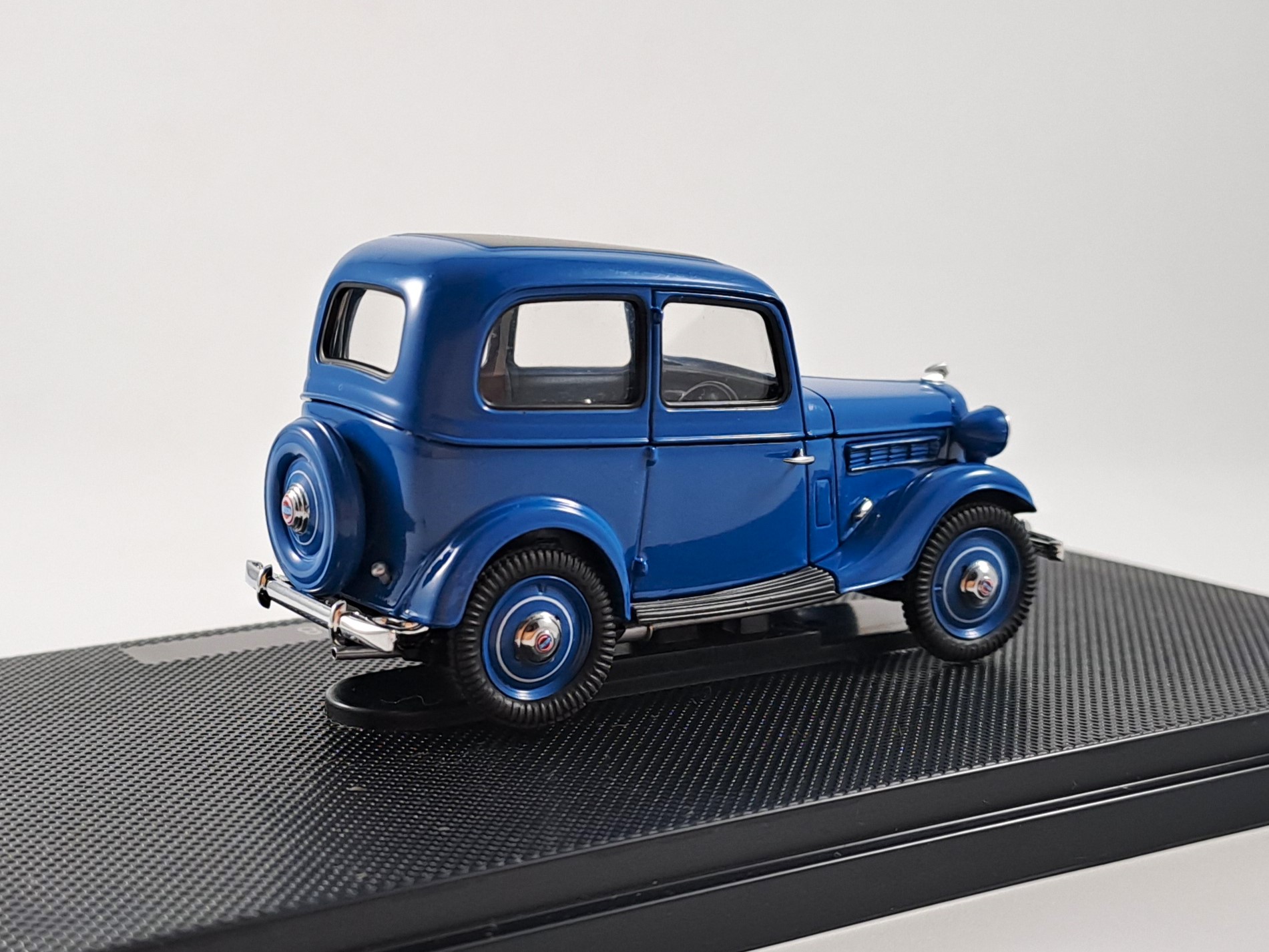 Datsun 17 Sedan 1938 1:43 Ebbro