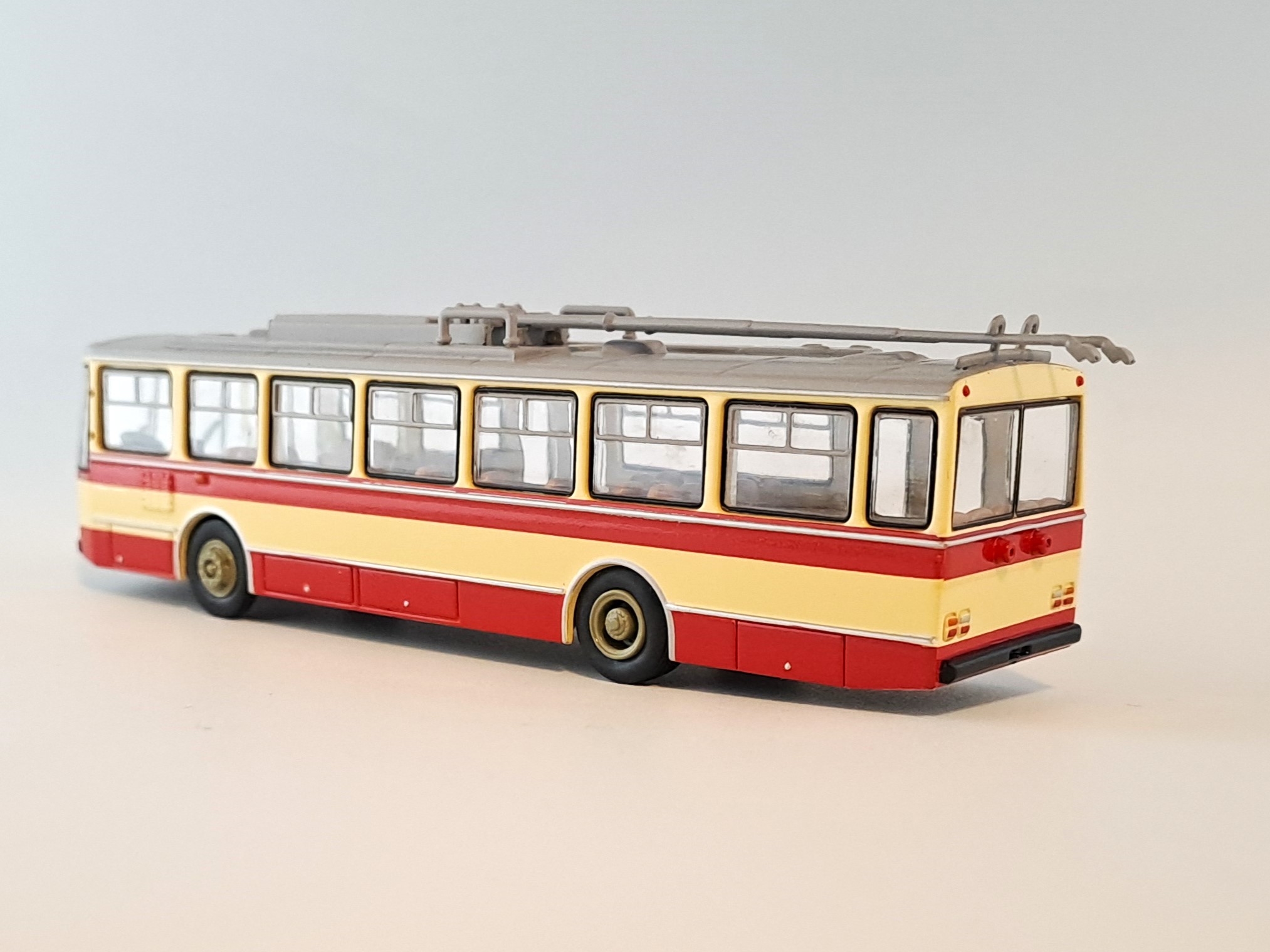 Škoda 14Tr červenobéžová 1:87 Brekina