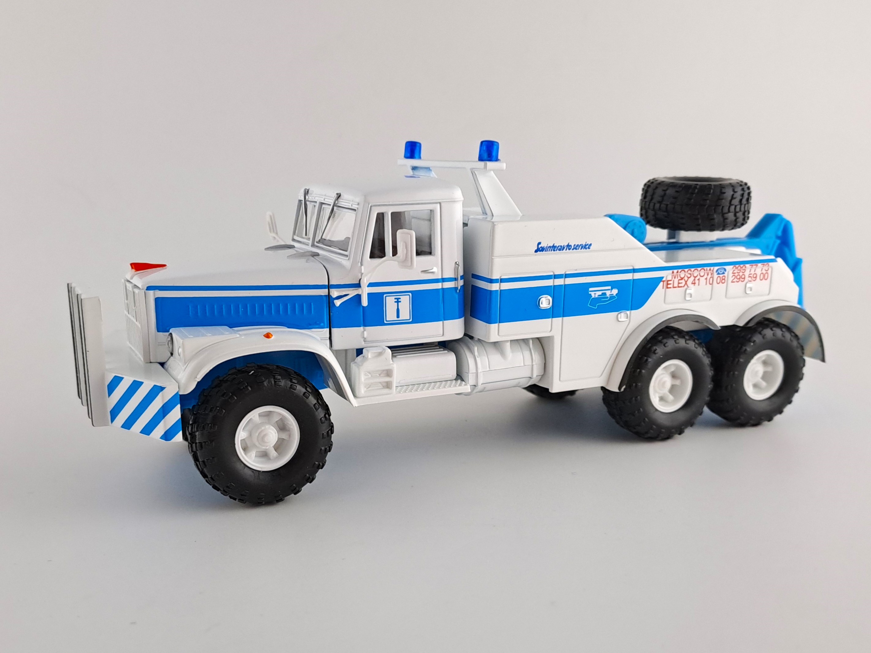 KrAZ 255B odtahovka 1:43 Modimio časopis s modelem