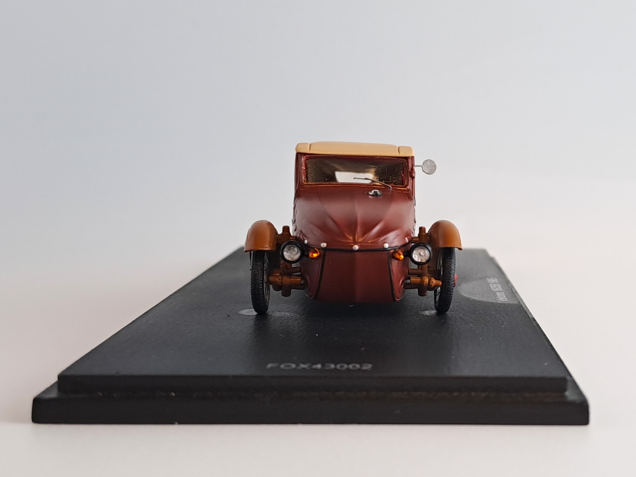 Velorex 16/350 zavřená střecha 1:43 Spark