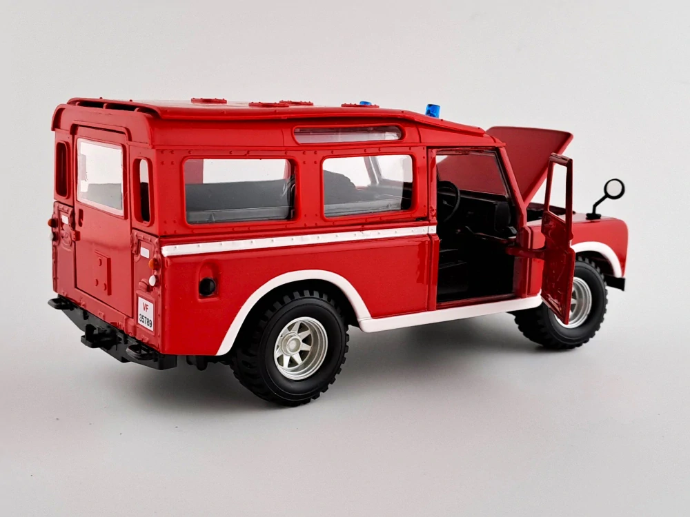 Land Rover Series II hasiči 1:24 Bburago